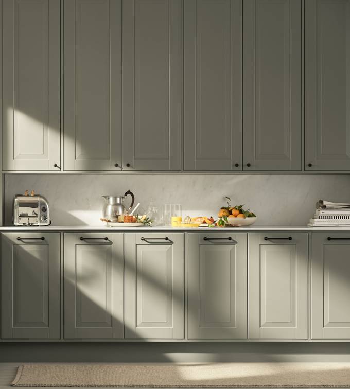 Vihreä maalaistyylinen keittiö Scandinavian Classic Havu Novartilta, jossa on täyteovet, musta vetin, säleovet ja valkoinen marmorilaminaattitaso.