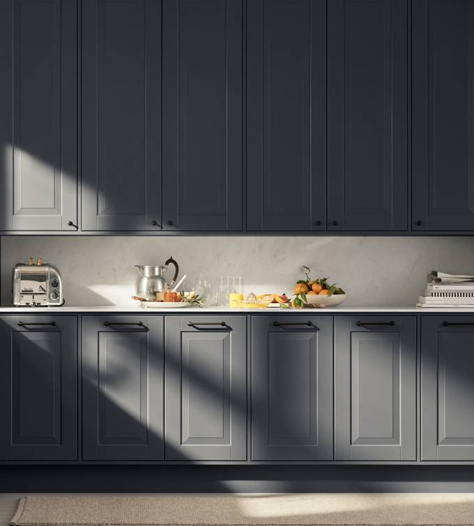 Sininen maalaistyylinen keittiö Scandinavian Classic Meri Novartilta, täyteovilla, mustalla vetimellä, säleovilla ja valkoisella marmorilaminaattitasolla