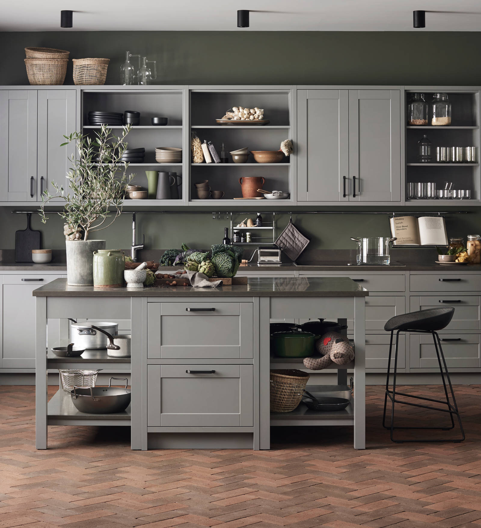 Sigdals inframekonsept, med dører og skuffer som ligger innrammet i skrogene, gir innredningen et flott, plassbygd preg.