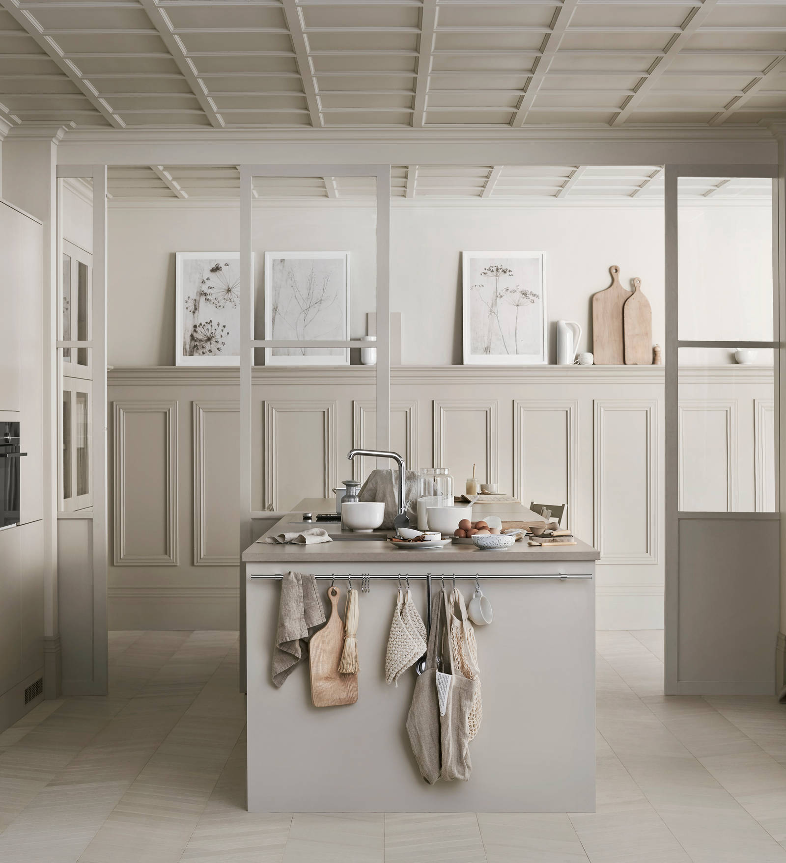 Marbodal Arkitekt plus Sand - kök i beige kulör med köksö. handtagslöst med Tip-on, bänkskiva i kvartskomposit Beach Clay.