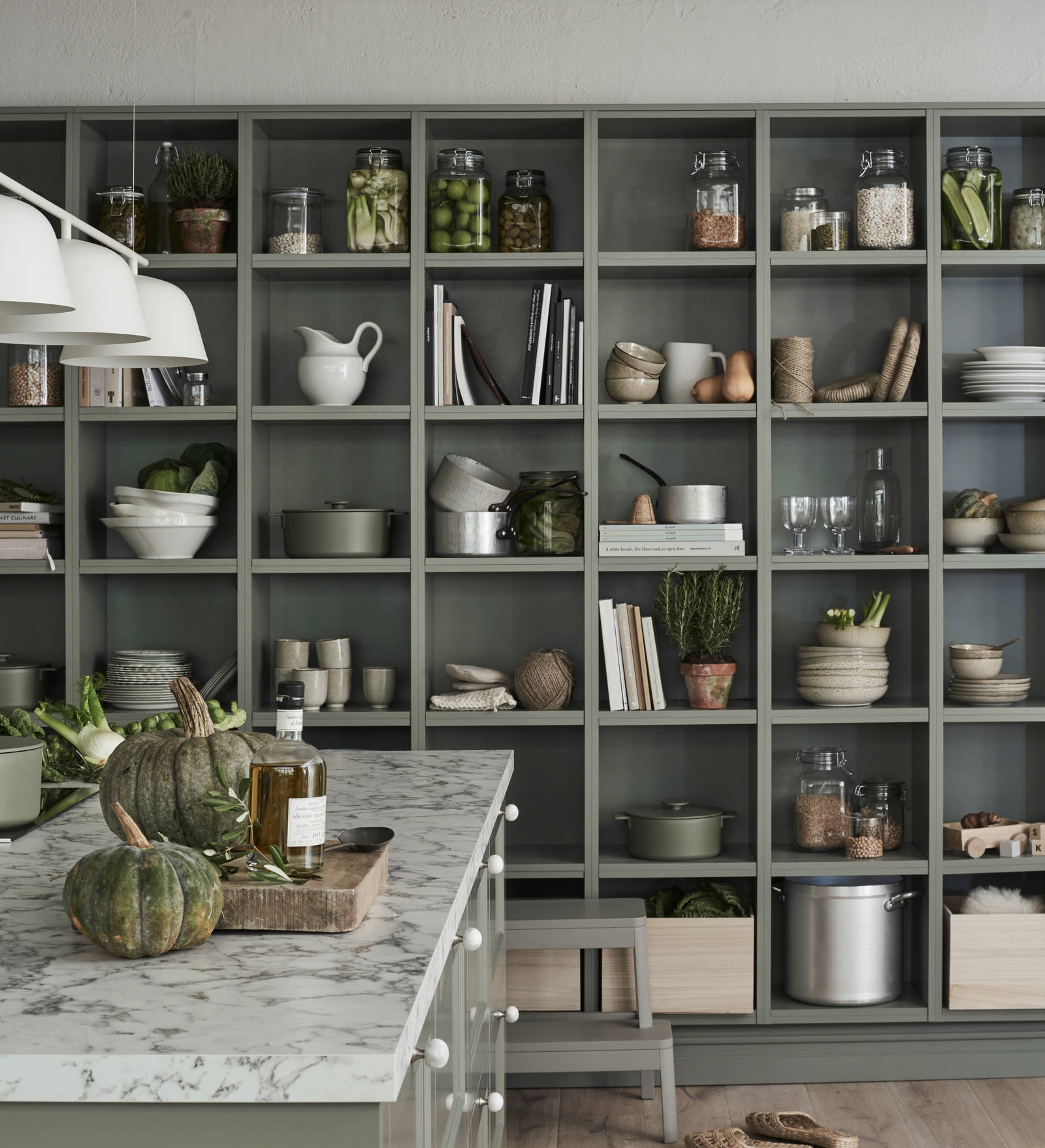 Marbodal Fagerö Tall -  öppen hylla i samma kulör som köket skapar en hemtrevlig känsla.