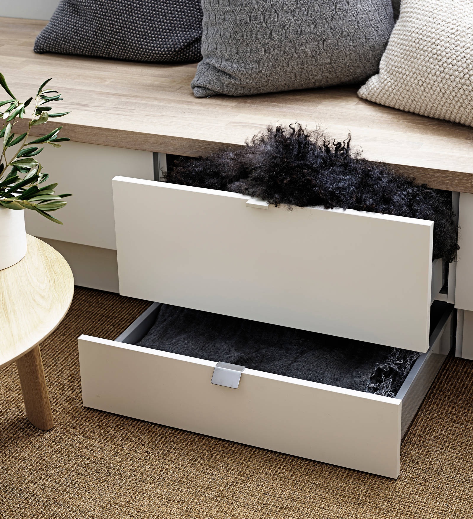 Marbodal - Skön sittbänk med sockellåda för extra utrymme för förvaring. Lucka Arkitekt plus Frost