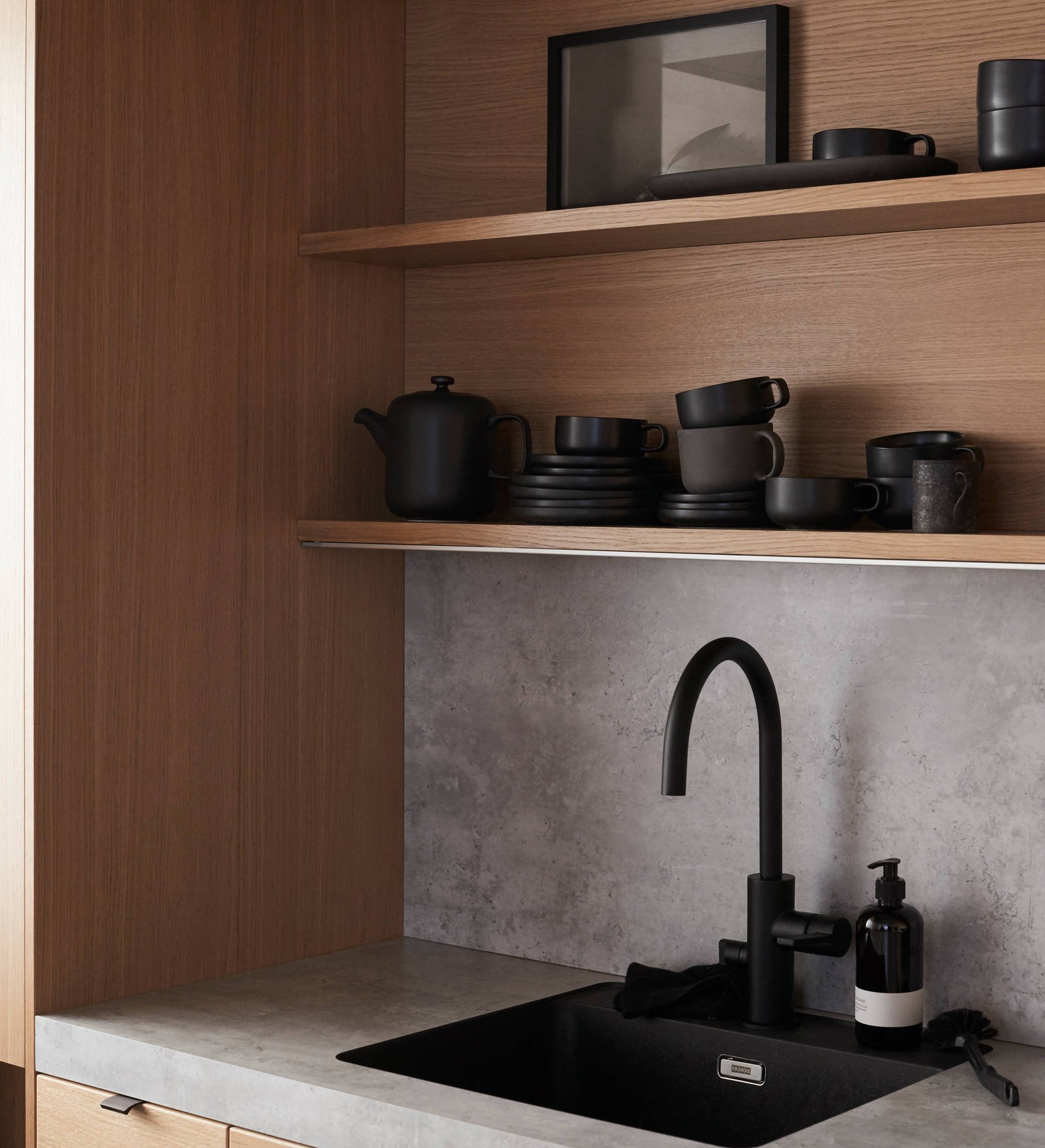 Elegant og moderne eikekjøkken. Slette fronter i eikefinér med integrert kantlist i eik som markerer kjøkkenets linjer og komposisjon.