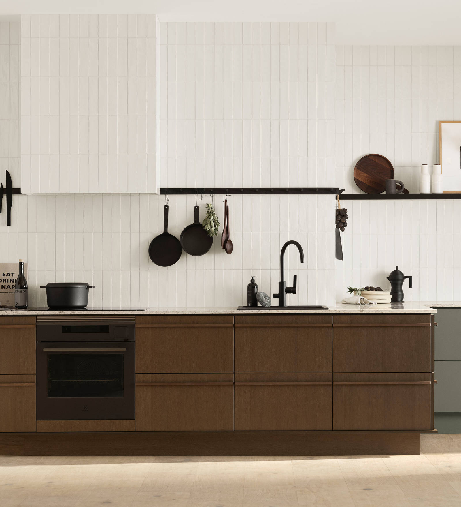 Marbodal köket Signatur Ekbacken i brunbets kombinerad med kulören Tall. Färgkollektion Jordnära möter trä.