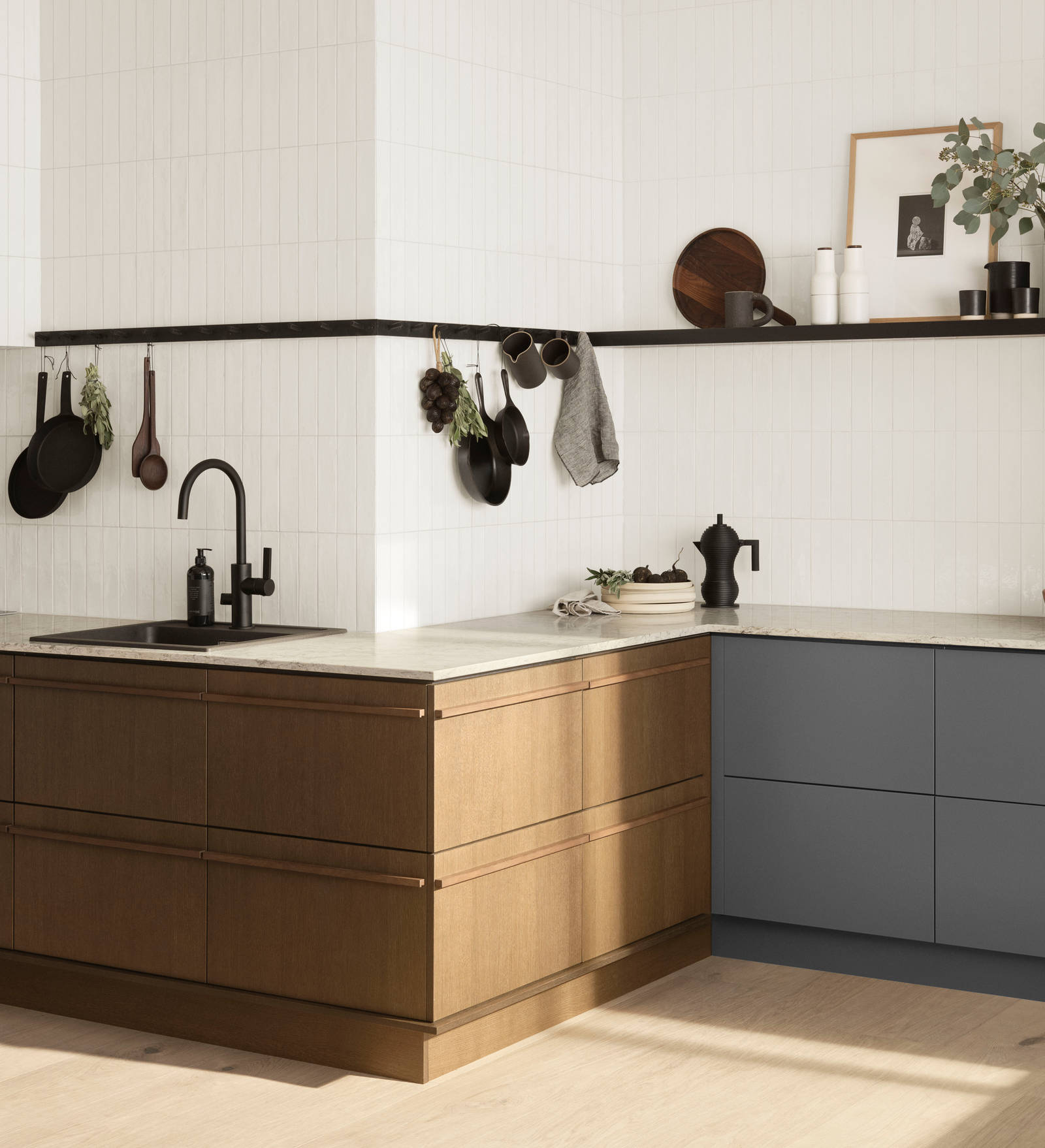 Marbodal Signatur Ekbacken i brunbets kombinerad med färgen Åska. Färgkollektion Jordnära möter trä