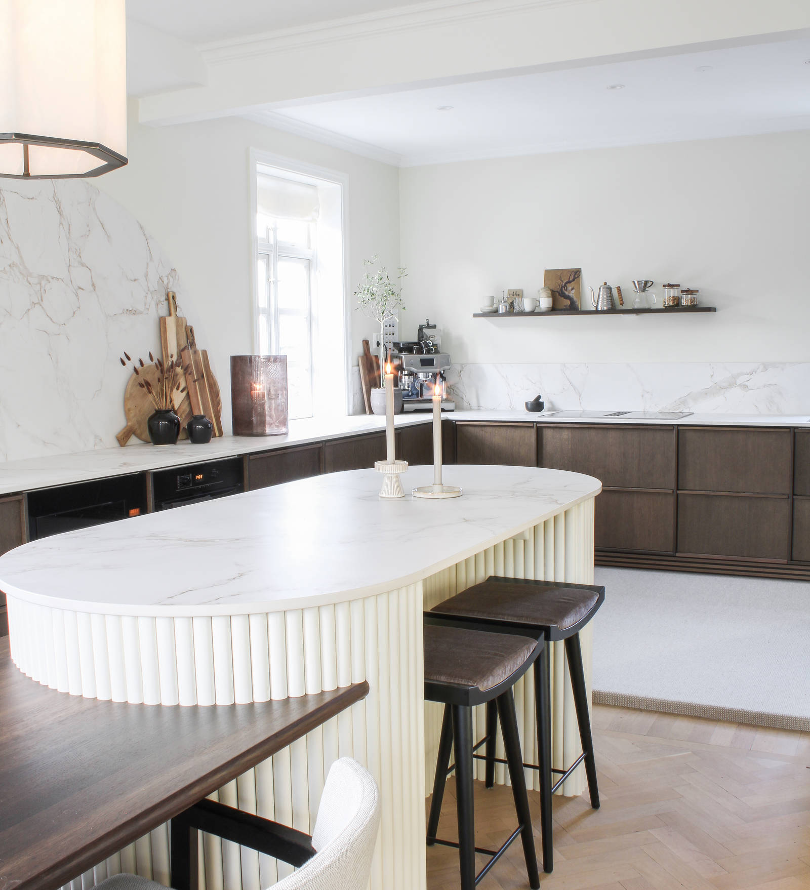 Da Ruben og Sandra skulle pusse opp kjøkkenet sitt ønsket de seg et naturlig og eksklusivt uttrykk, samtidig som det føltes moderne. Valget falt på Signatur Favn fra Sigdal med Dekton Entzo Matt benkeplate.