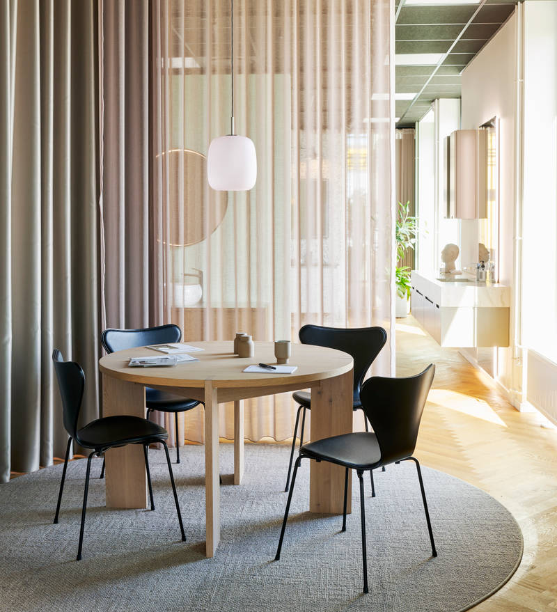 Træ spisebord og stole, stor plante i hvid potte i INVITAs butik