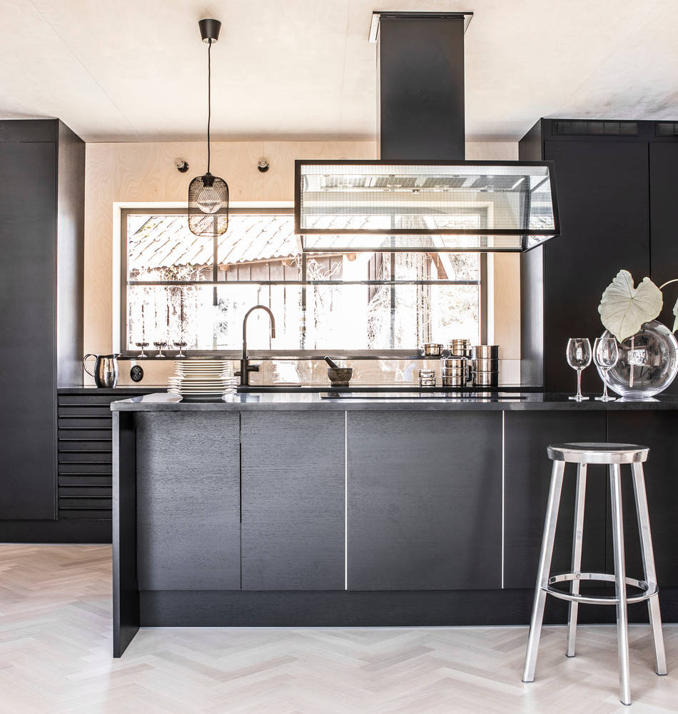 Black Kitchen With Stainless Steel Appliances: Chic & Modern
