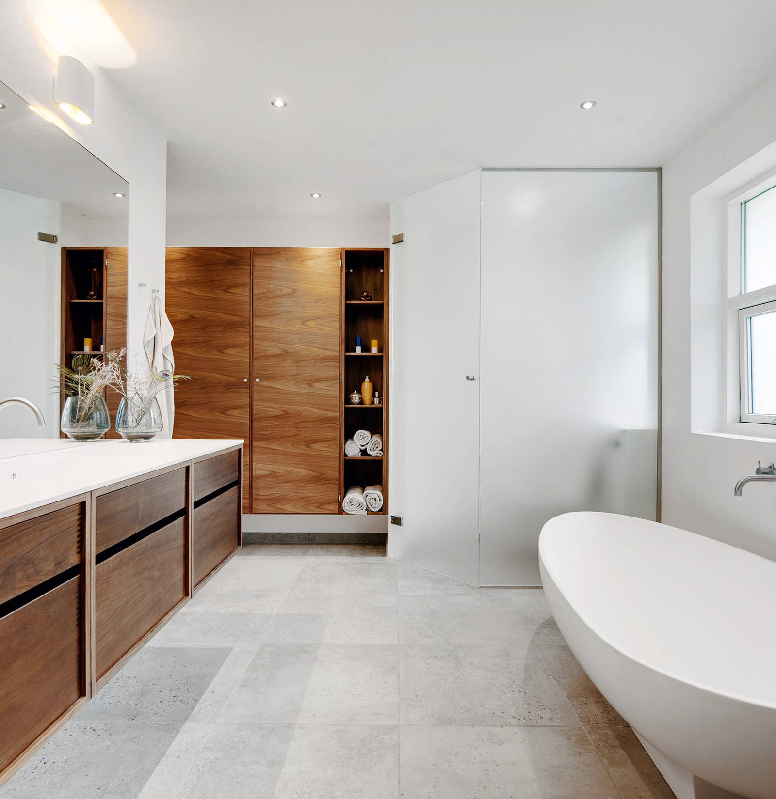 Badrum i valnöt med fristående badkar