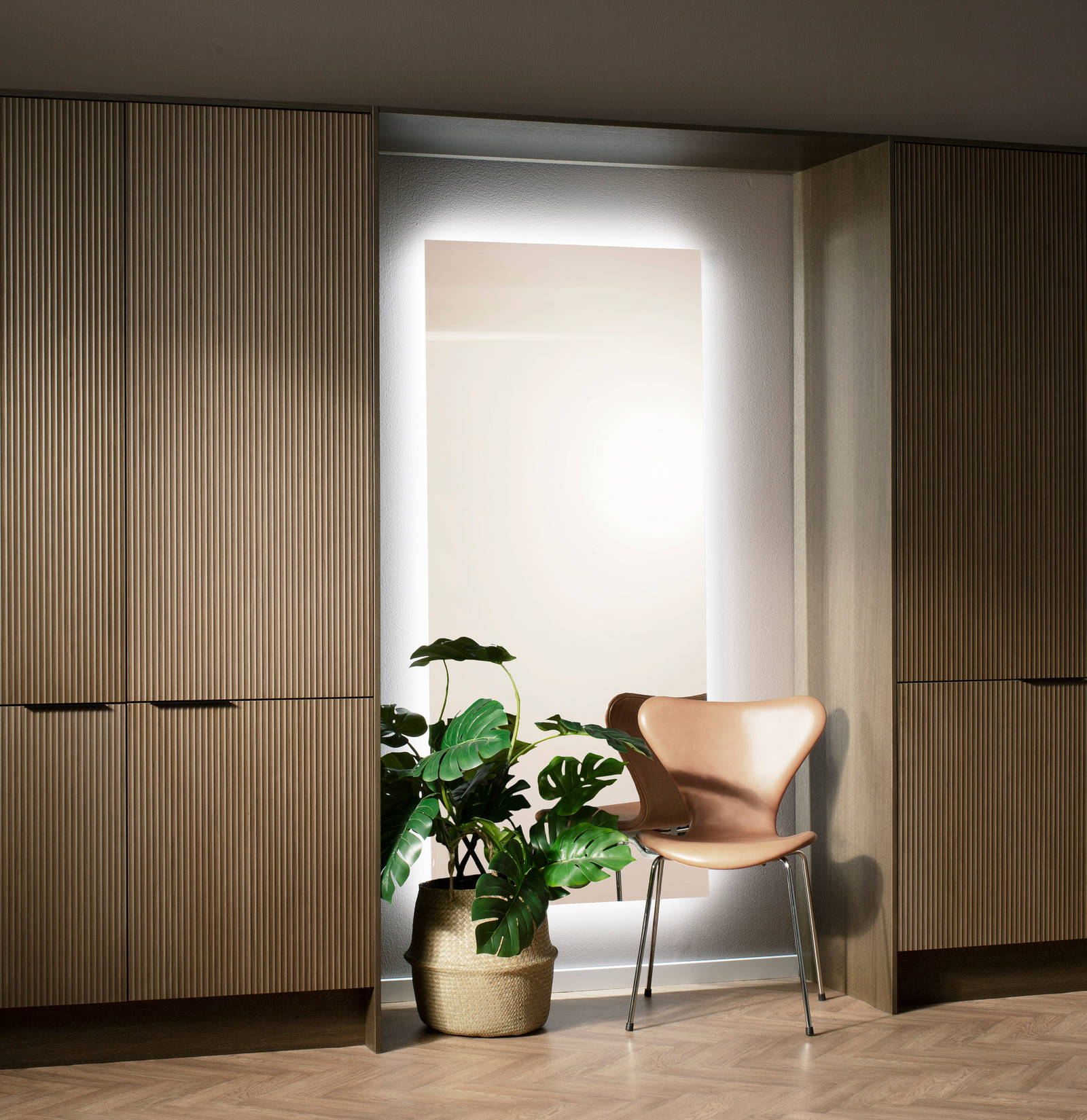 Garderobe Forever Oak fra INVITA med rillet træ og træhåndtag rundt om spejlet i hallen