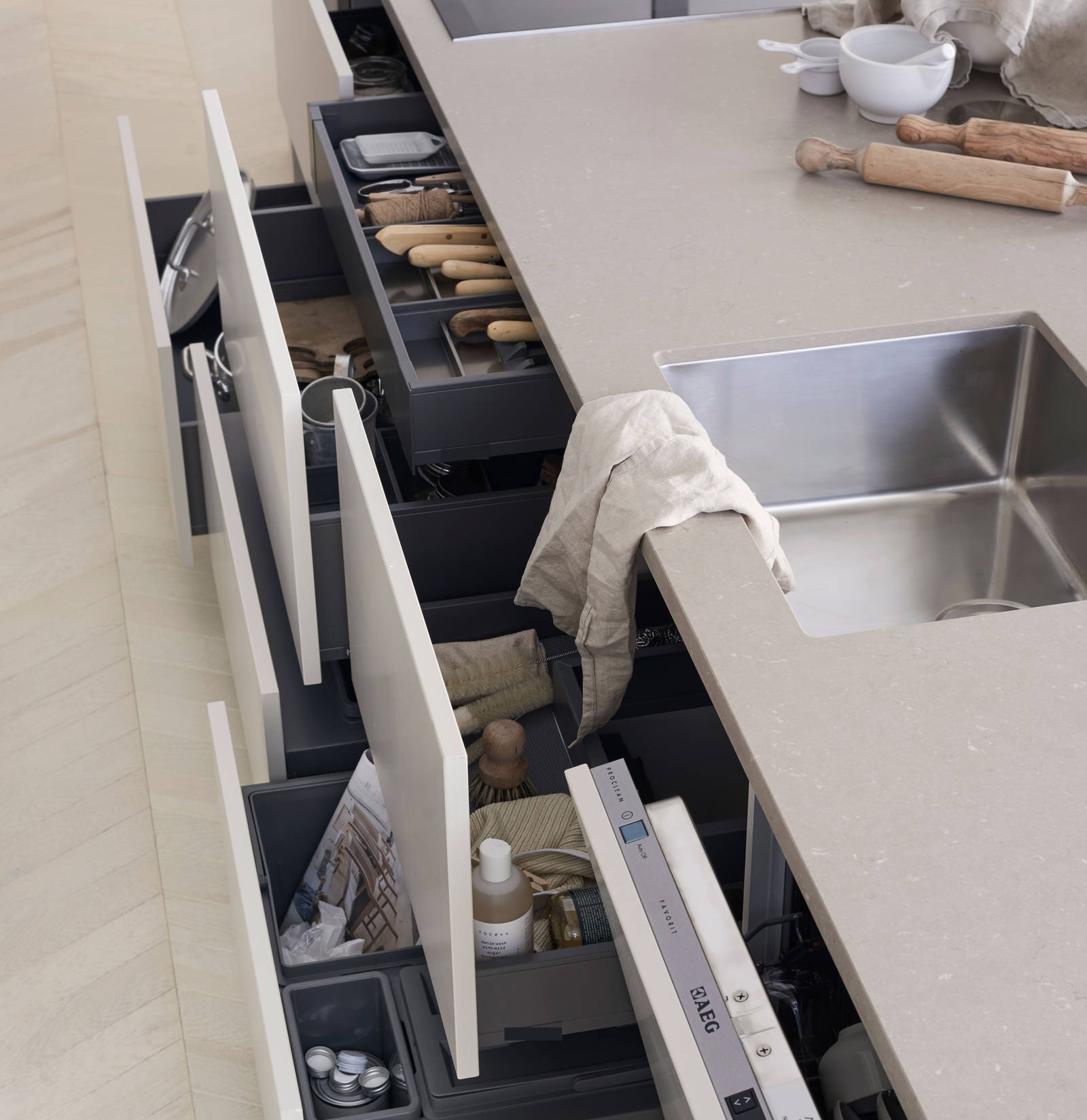 Åpne kjøkkenskuffer i kjøkkenøya med dører fra Sigdals stilige kjøkkenmodell Line Korn.