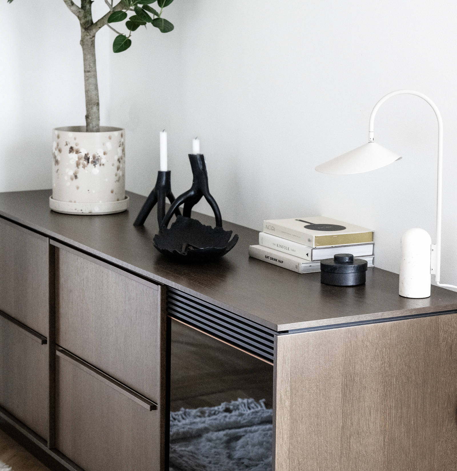 Närbild av bänkskåp med möbelkänsla som sideboard med inbyggd vinkyl, i Signatur Ekbacken brunbetsad ekfanér med matchande handtag.