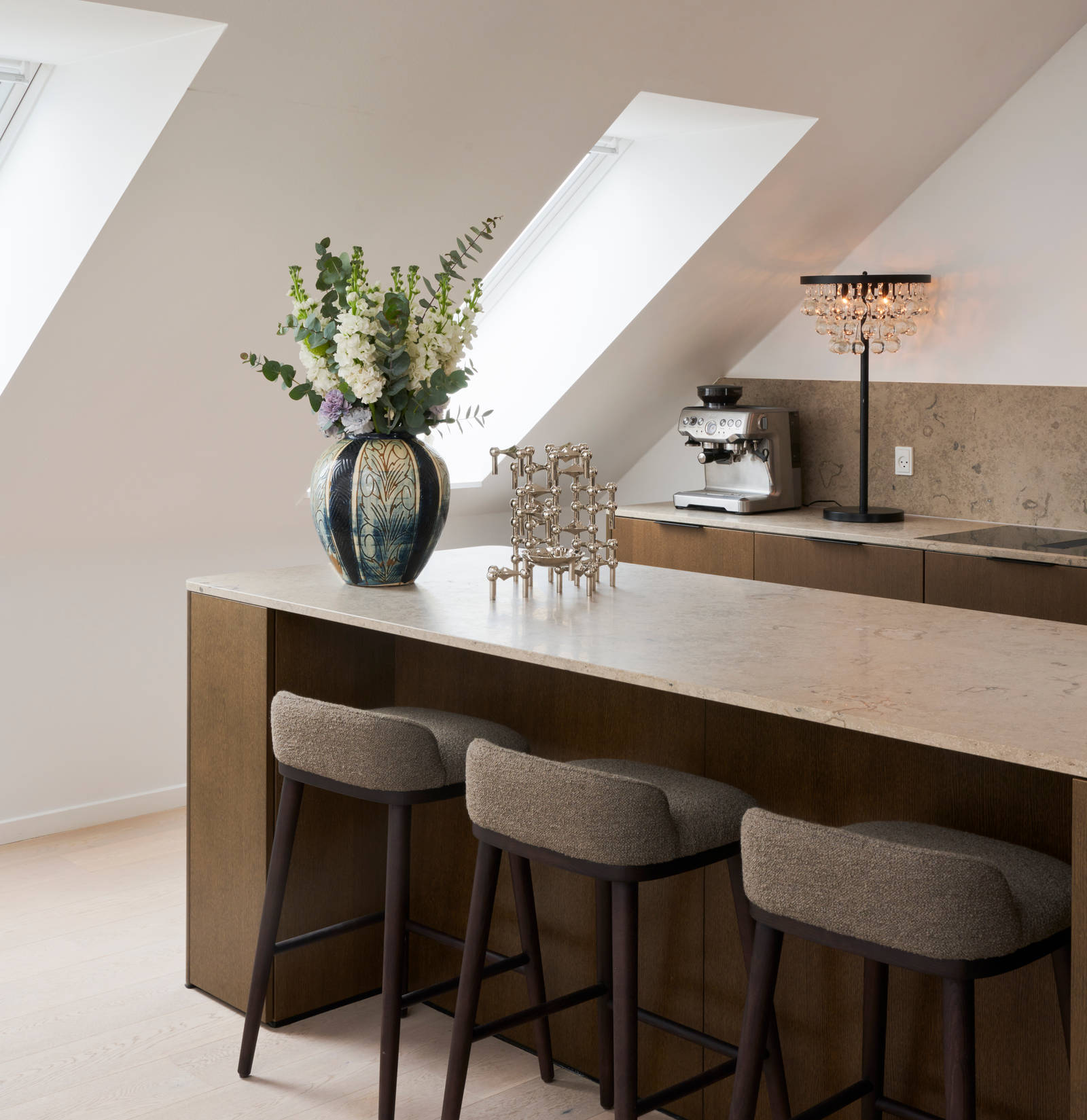 Forever Oak køkken med ø, mørkt træ fronter, marmor bordplade og bagplade, sort vask og messing armatur