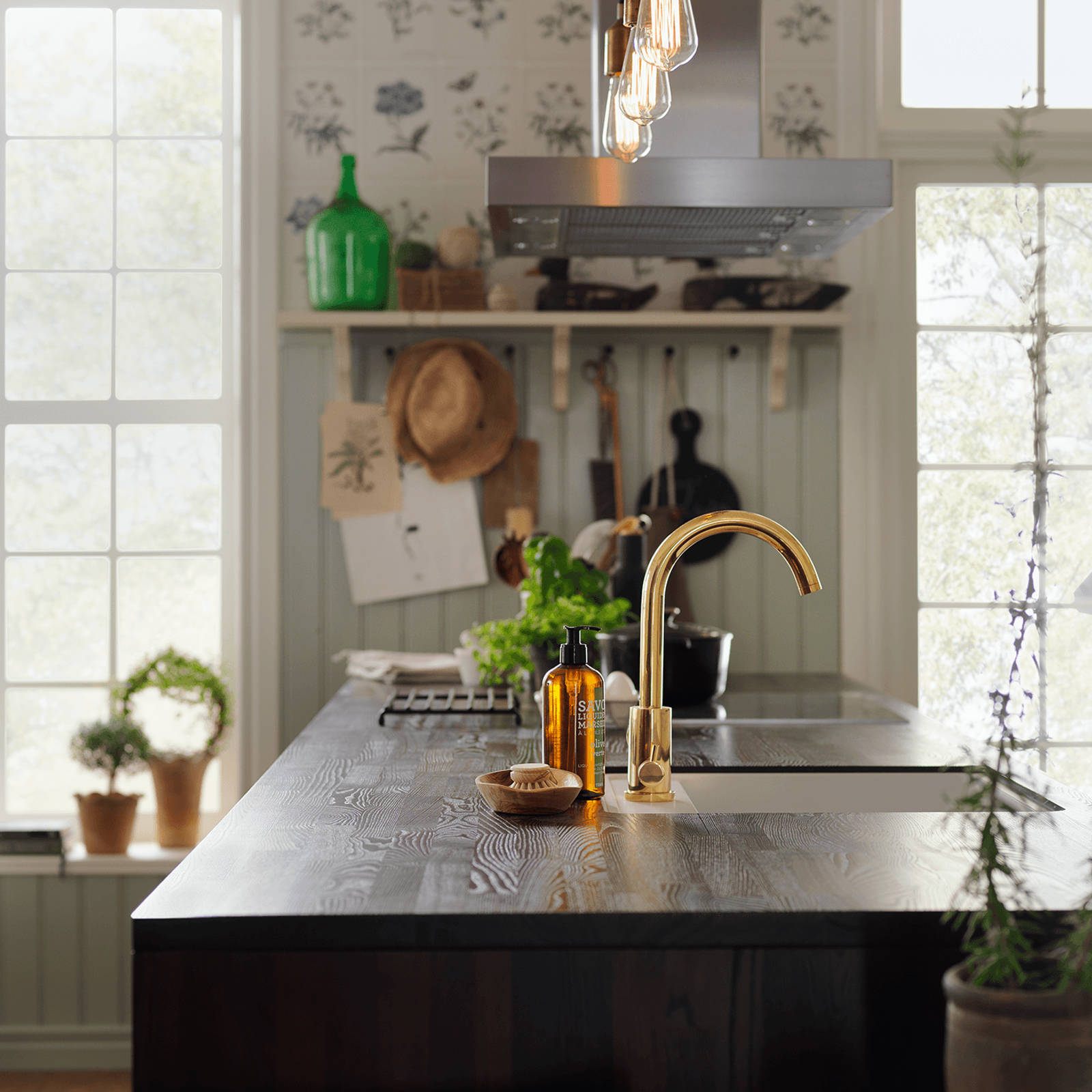 Sigdals Inframekonsept, med dører og skuffer som ligger innrammet, gir innredningen et flott, plassbygd preg. Her får du den rette Herregaardsfølelsen. Suppler gjerne med taggelister, nostalgihyller, vitriner med kryss-sprosser og fremtrukket sokkel.