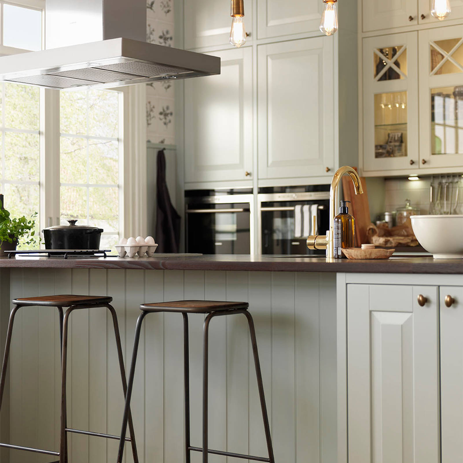 Sigdals Inframekonsept, med dører og skuffer som ligger innrammet, gir innredningen et flott, plassbygd preg. Her får du den rette Herregaardsfølelsen. Suppler gjerne med taggelister, nostalgihyller, vitriner med kryss-sprosser og fremtrukket sokkel.