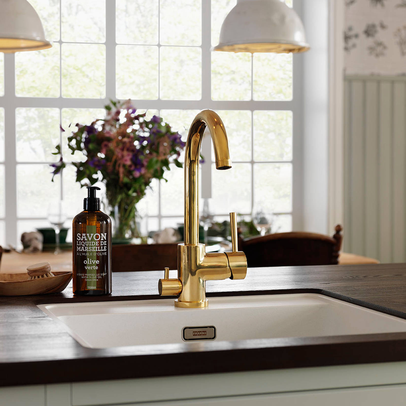 Sigdals Inframekonsept, med dører og skuffer som ligger innrammet, gir innredningen et flott, plassbygd preg. Her får du den rette Herregaardsfølelsen. Suppler gjerne med taggelister, nostalgihyller, vitriner med kryss-sprosser og fremtrukket sokkel.