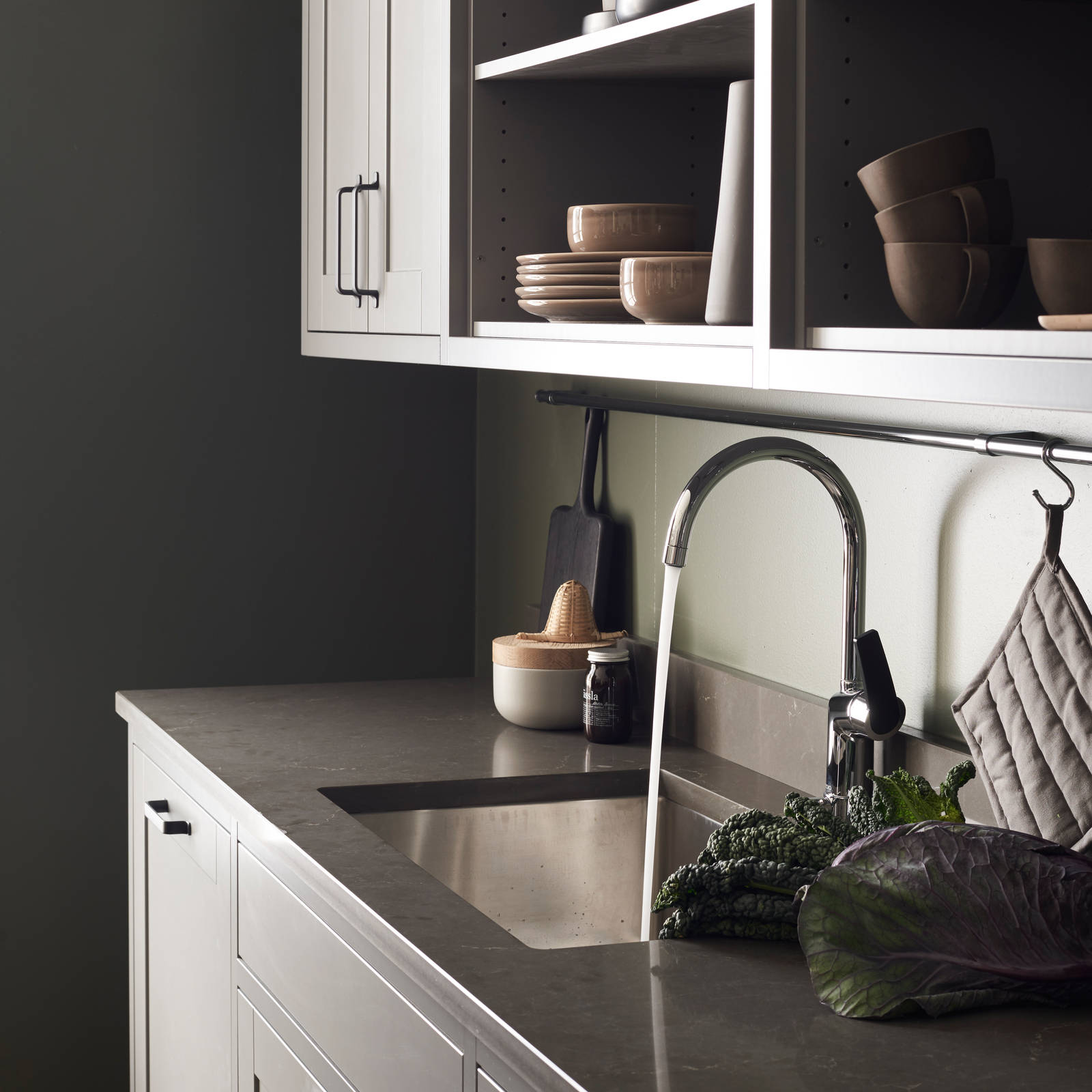 Sigdals inframekonsept, med dører og skuffer som ligger innrammet i skrogene, gir innredningen et flott, plassbygd preg.