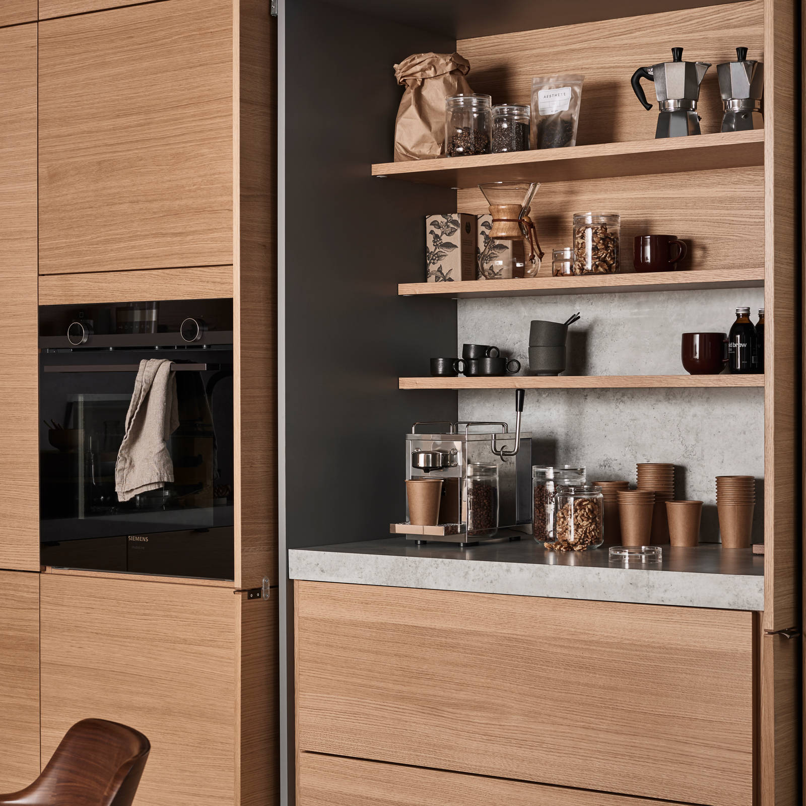 Elegant og moderne eikekjøkken. Slette fronter i eikefinér med integrert kantlist i eik som markerer kjøkkenets linjer og komposisjon.