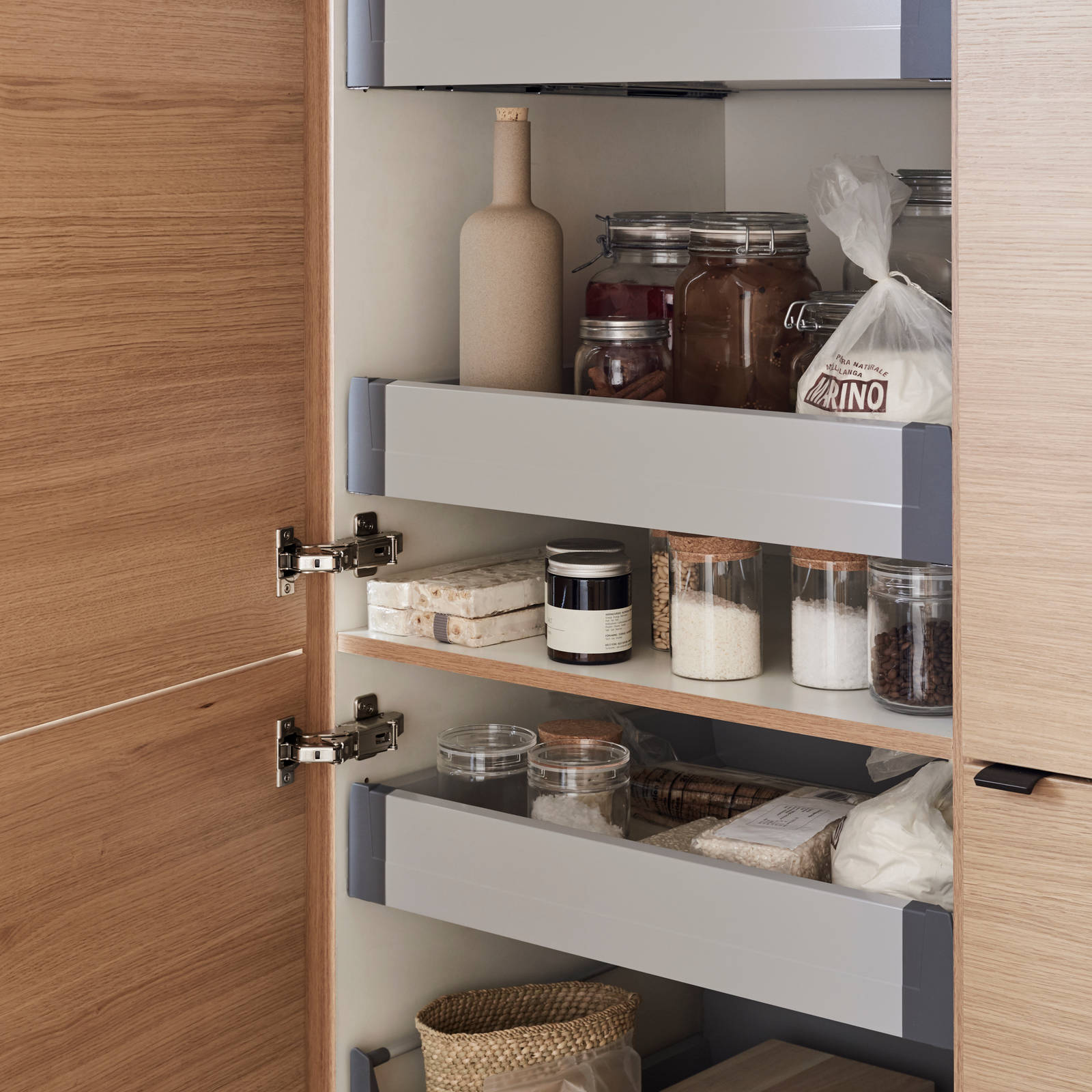 Elegant og moderne eikekjøkken. Slette fronter i eikefinér med integrert kantlist i eik som markerer kjøkkenets linjer og komposisjon.