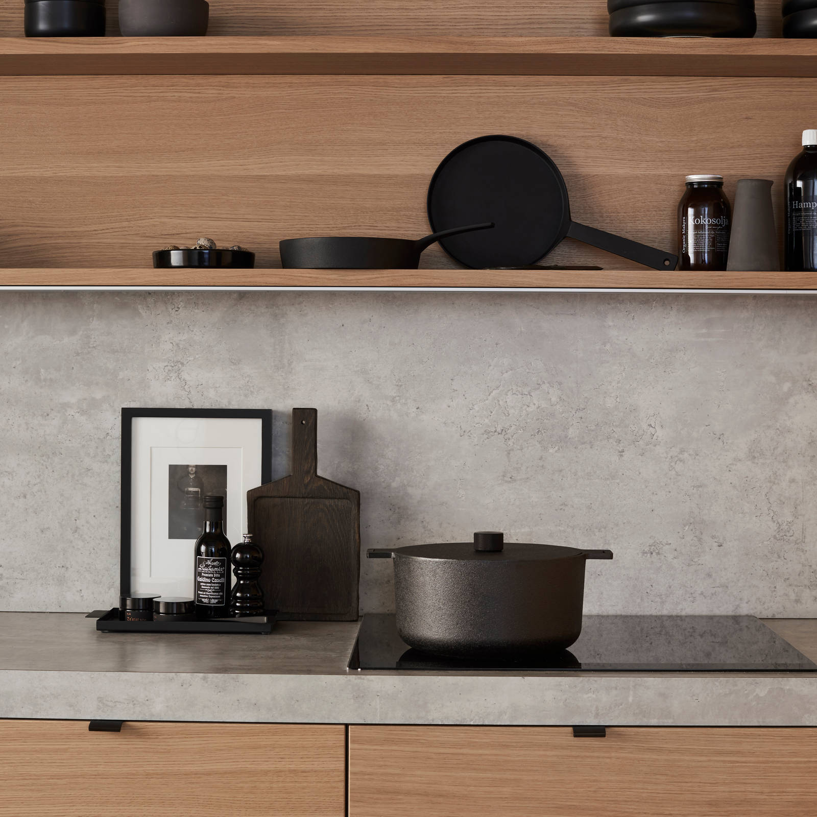 Elegant og moderne eikekjøkken. Slette fronter i eikefinér med integrert kantlist i eik som markerer kjøkkenets linjer og komposisjon.