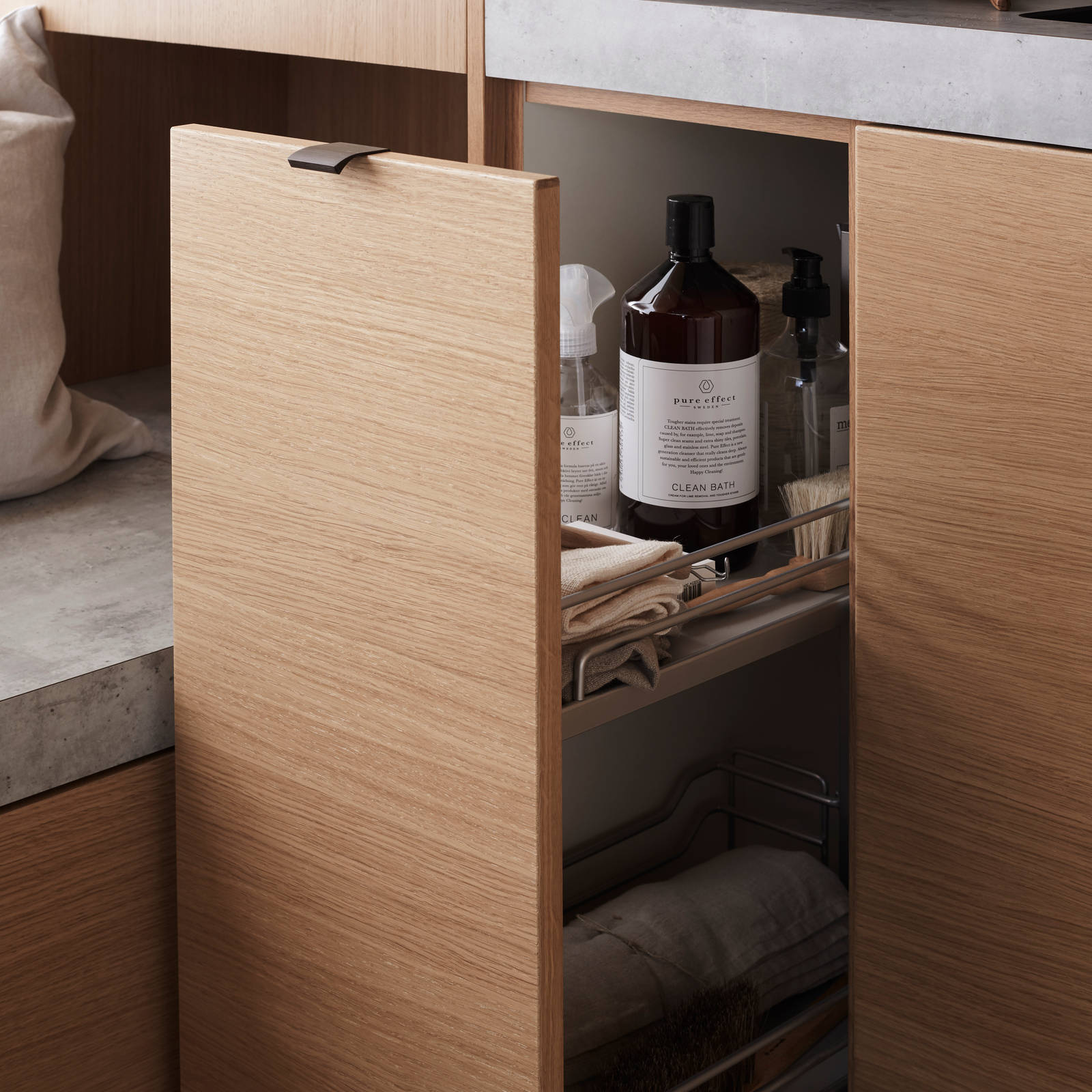 Elegant og moderne eikekjøkken. Slette fronter i eikefinér med integrert kantlist i eik som markerer kjøkkenets linjer og komposisjon.