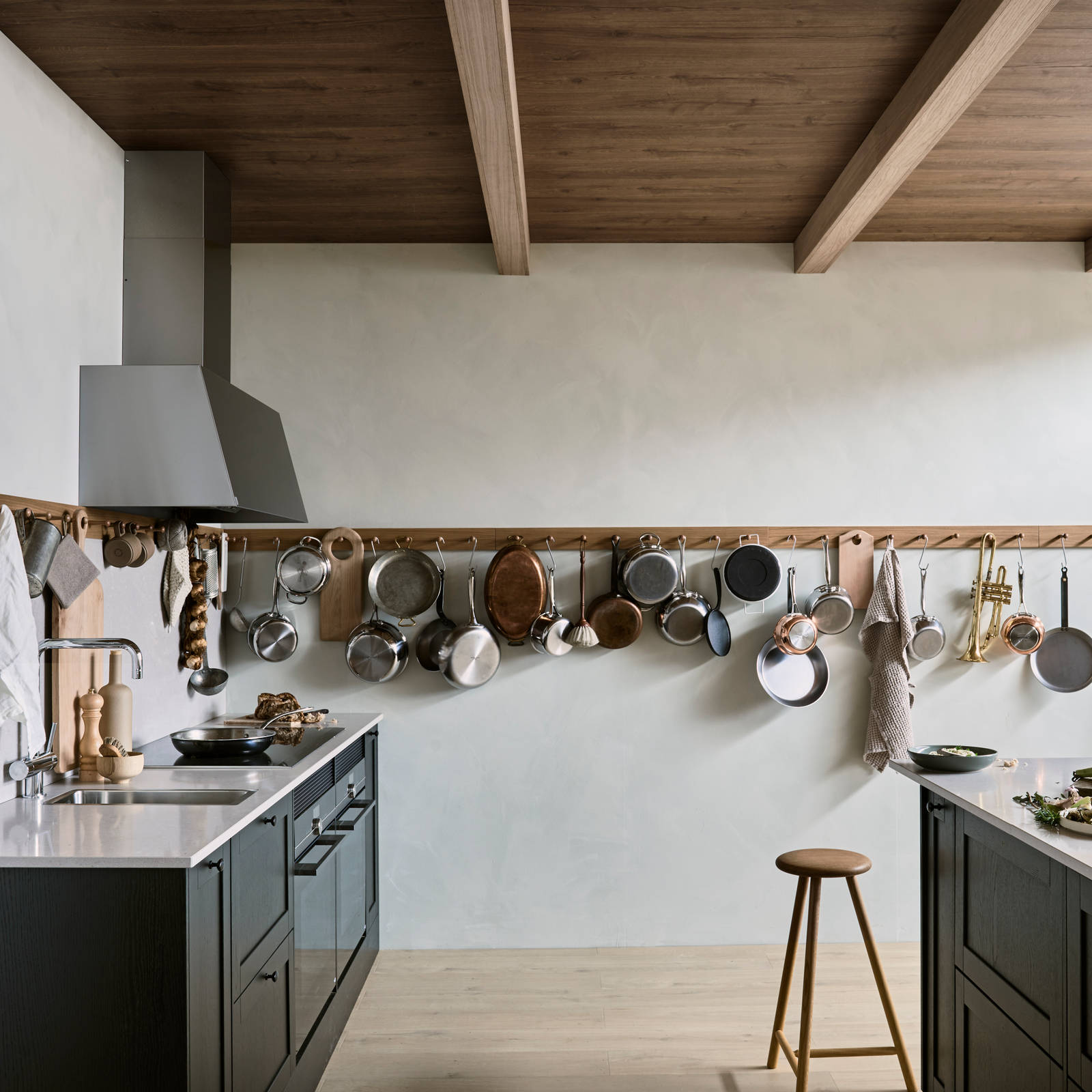 Rustikk og landlig kjøkkenmodell i heltre eik. Front med enkel ramme og slett fylling gjør at du kan variere uttrykket på kjøkkenet fra det helt moderne til det rustikke landlige preget alt etter hvilket tilbehør du velger.