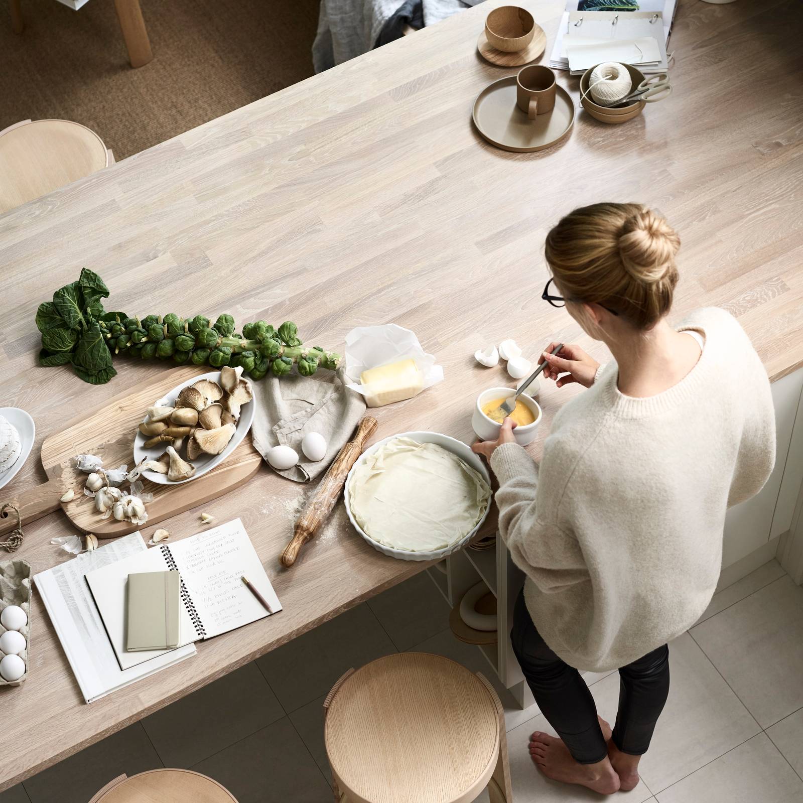 Mild og godlynt kjøkkenmodell i lys eik med liggende trestruktur og innfreste grep.