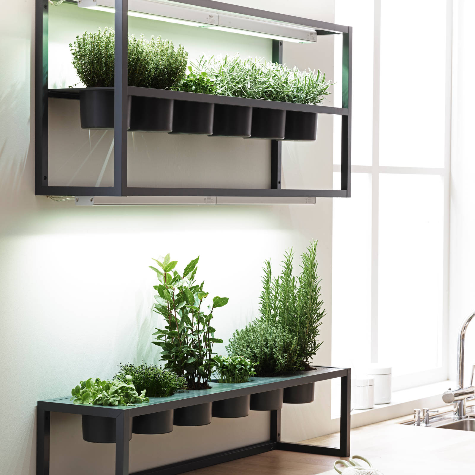 Mild og godlynt kjøkkenmodell i lys eik med liggende trestruktur og innfreste grep.