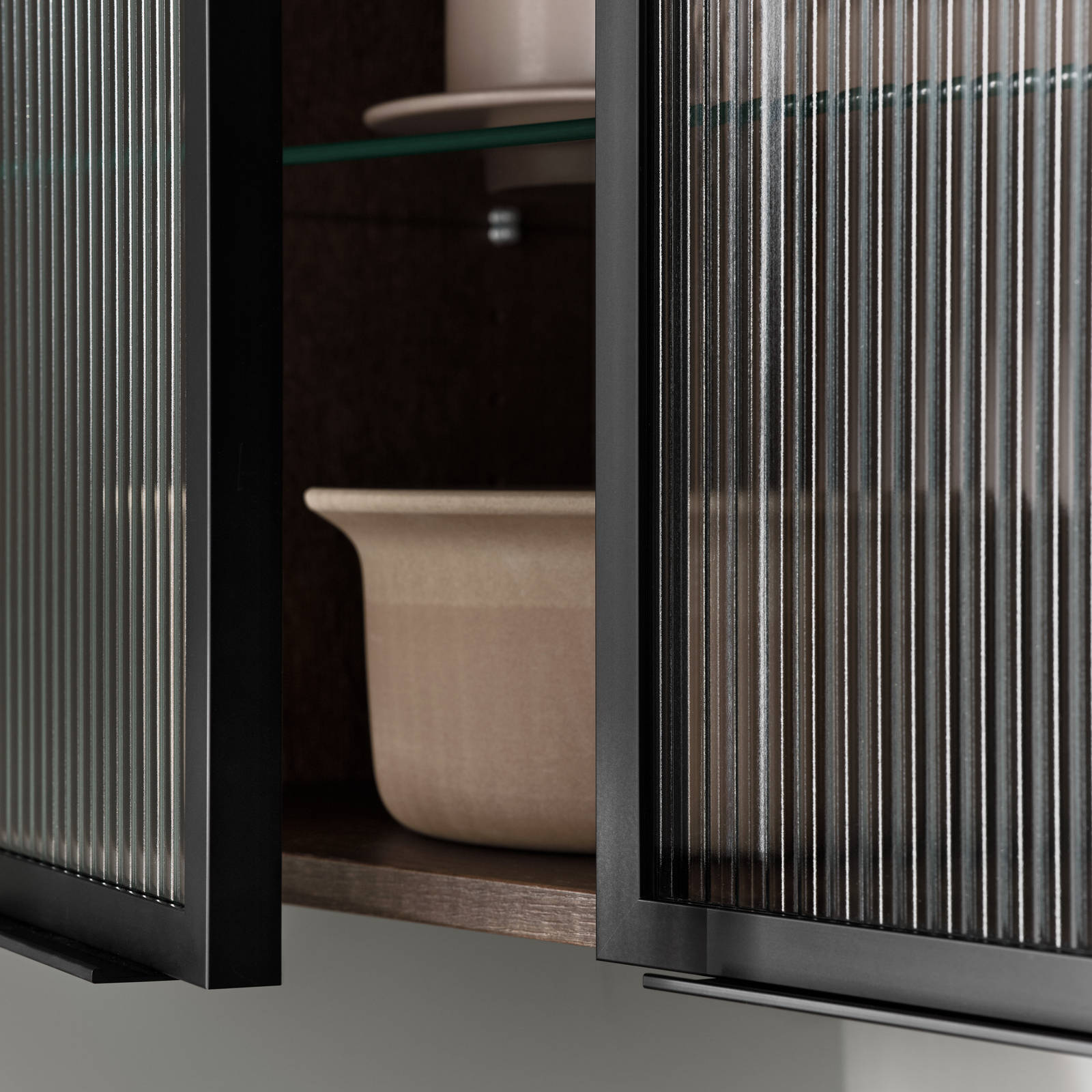 Marbodal - vitrin räfflad glaslucka med alu ram i svart