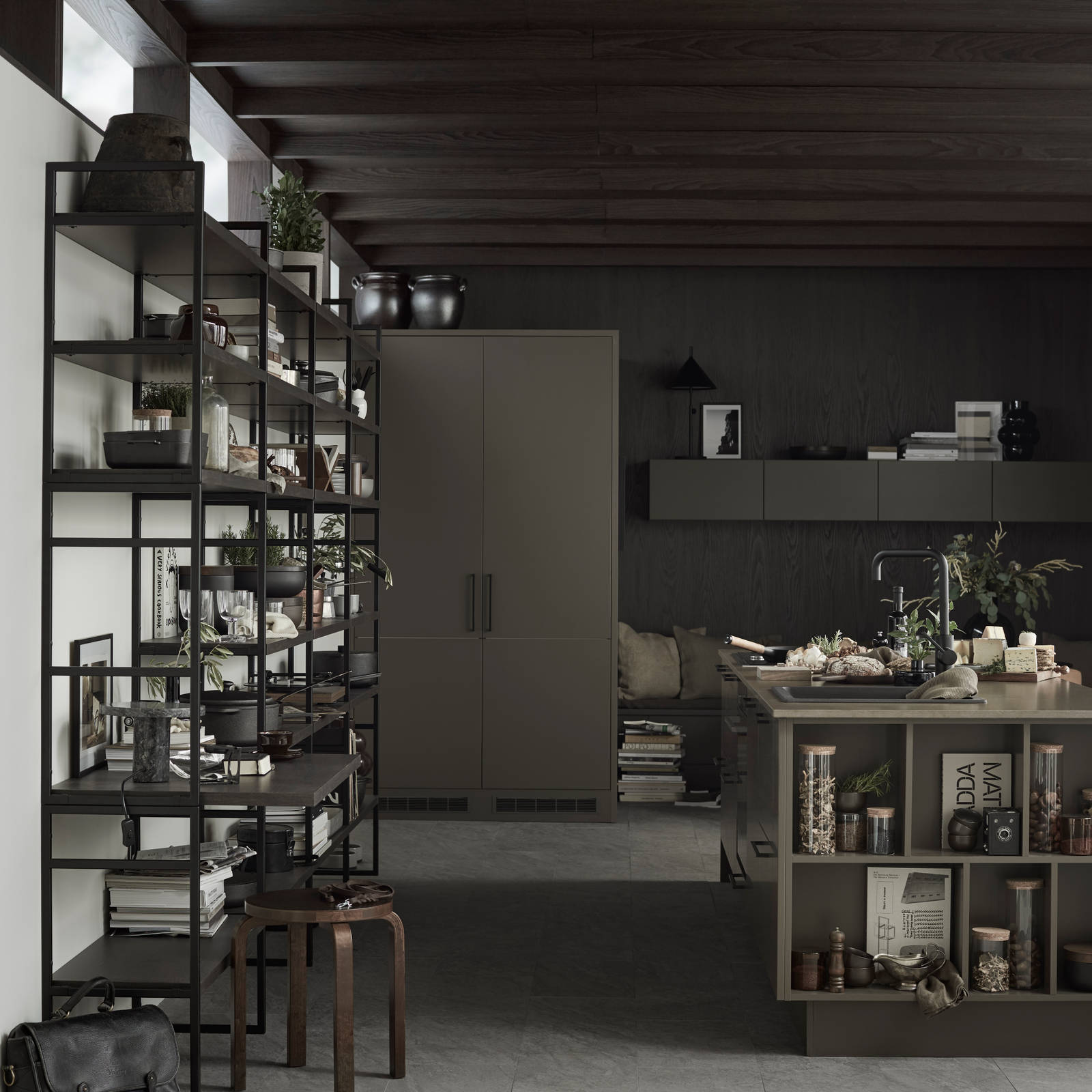 Marbodal Arkitekt plus Bark - brun kulör. Köksö, med avslutningshylla, stor vägghylla med ett integrerat skrivbord, och matsalshörnet skapar flera inbjudande platser i köket.