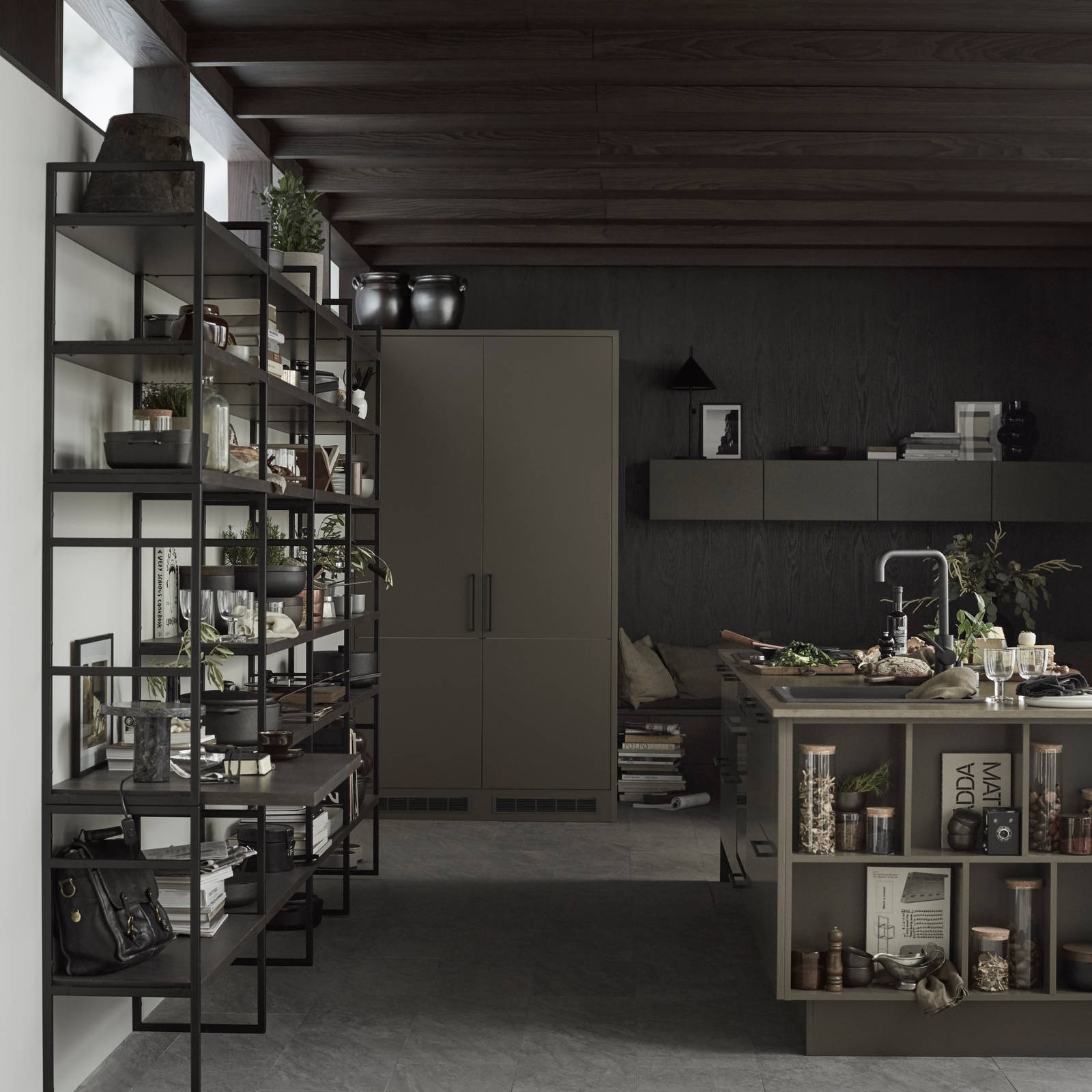 Marobdal Arkitekt plus Bark - i brun kulör. Köksö, med avslutningshylla, stor vägghylla med ett integrerat skrivbord, och matsalshörnet
skapar flera inbjudande platser i köket.