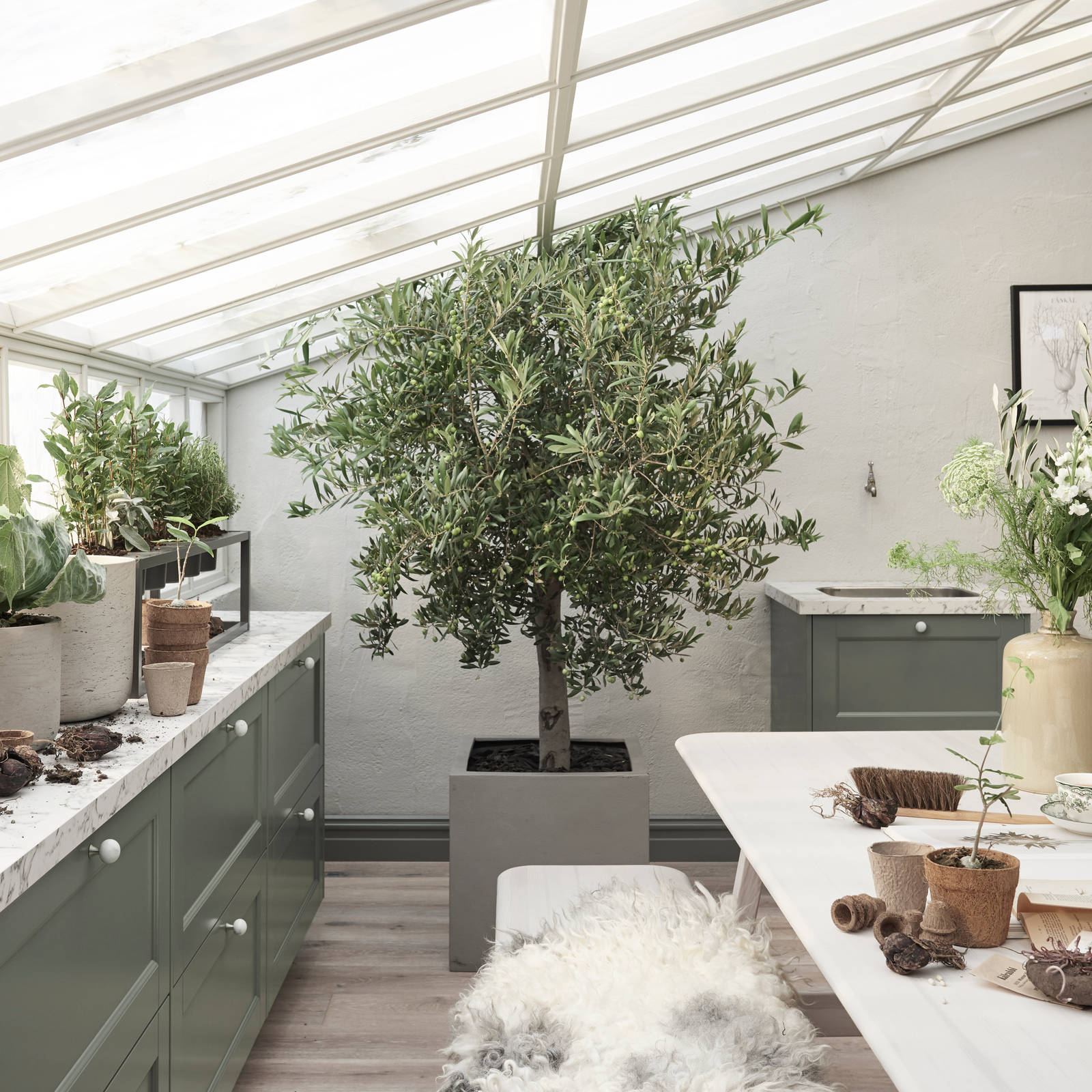 Marbodal Fagerö Tall - bänkskiva Marmor i laminat samt marmorknopp. Ramhylla med plats att så, odla och skörda.