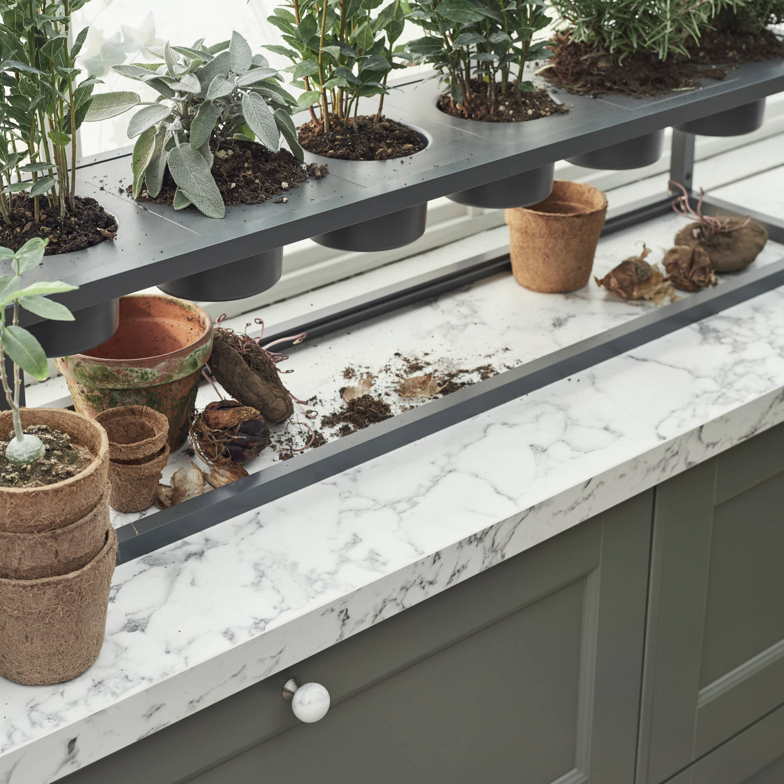 Marbodal Fagerö Tall - ramhylla med behållare för odling.