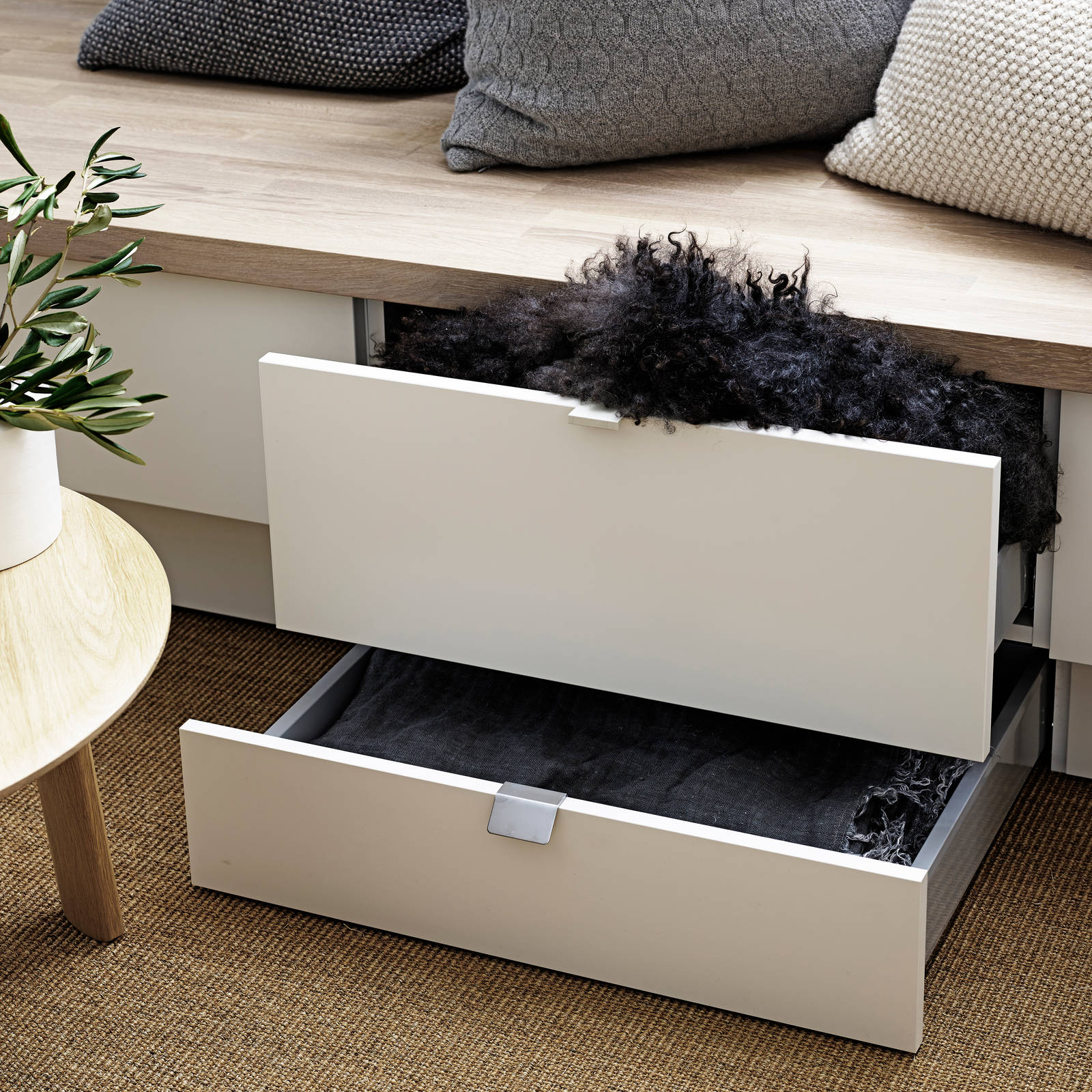 Marbodal - Skön sittbänk med sockellåda för extra utrymme för förvaring. Lucka Arkitekt plus Frost