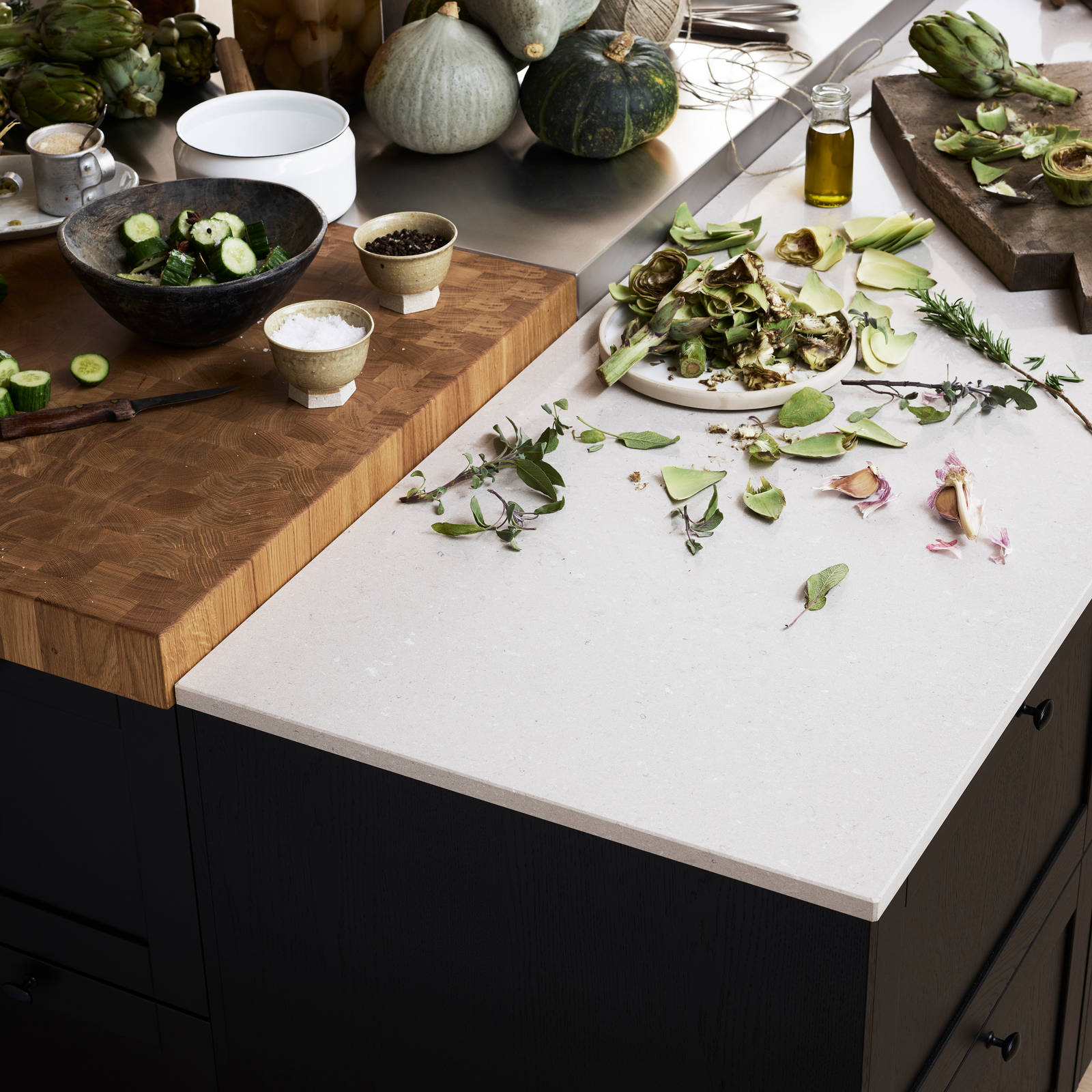 Ramsvik svarbets - Köksö  från Marbodal med bänkskivor i  tre olika material. Kvartkomposit med en centrerad del i rostfritt samt en nedsänkt huggkubbe.