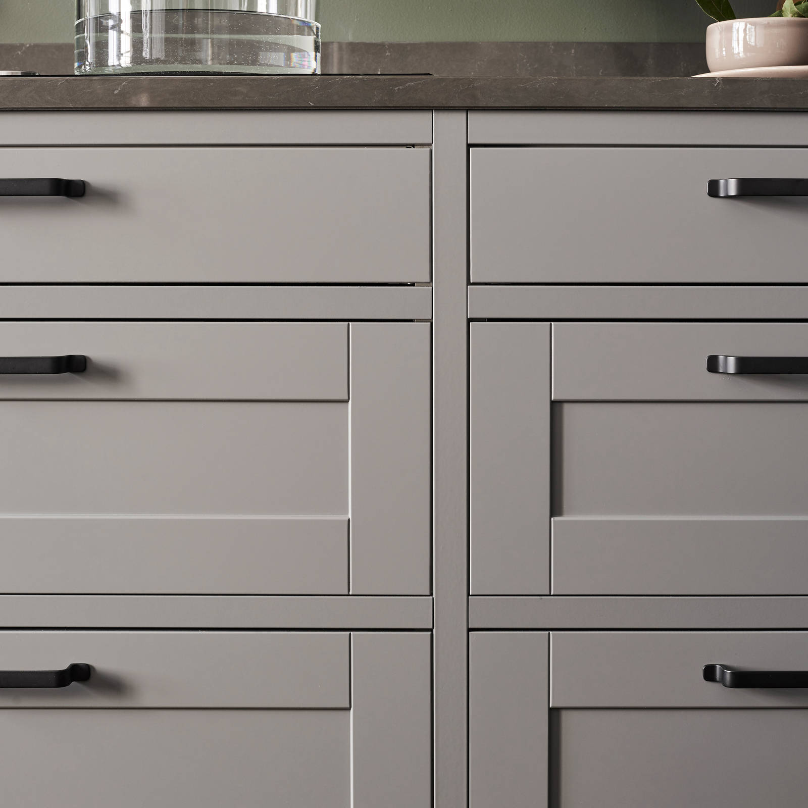 Marbodal - handtag Rio, lucka Form Åska i mellangrå kulör