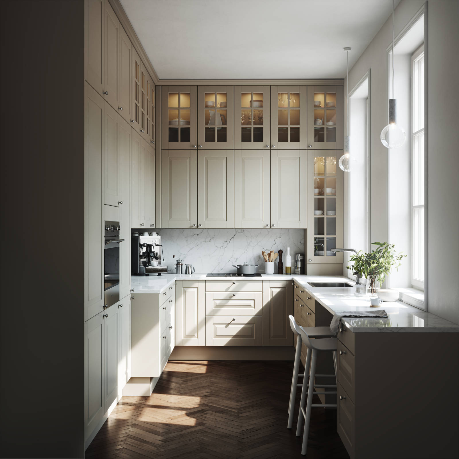 Lindö Sand - från Marbodal. Ett stort kök på liten yta med förvaring hela vägen upp till tak. Lucka Lindö, målad i beige kulör. Bänkskiva Marmor Bianco Cararra, handtag Oval borstad.