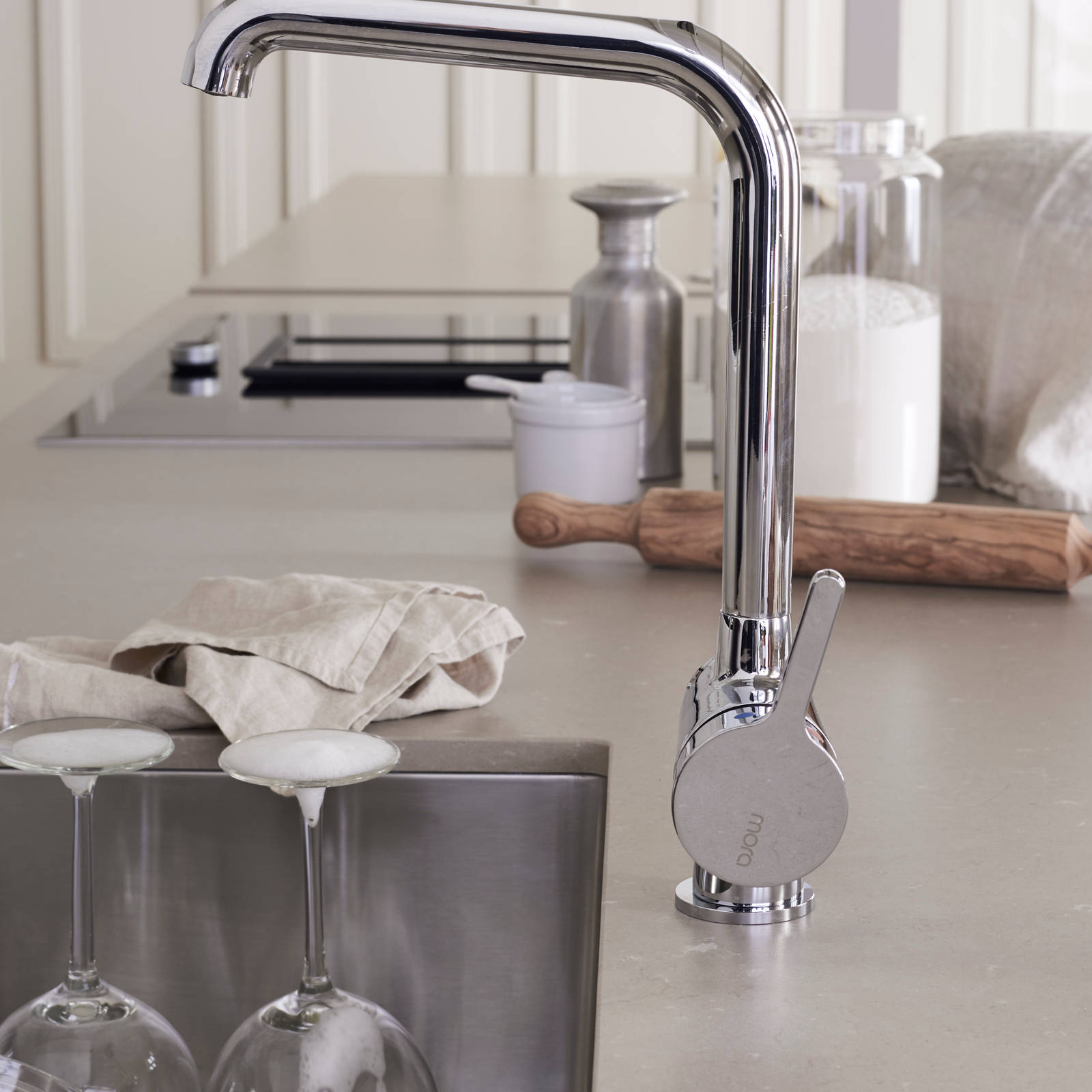 Kjøkkenkranen fra Mora i rustfritt stål i kjøkkenøya med matchende vask i rustfritt stål