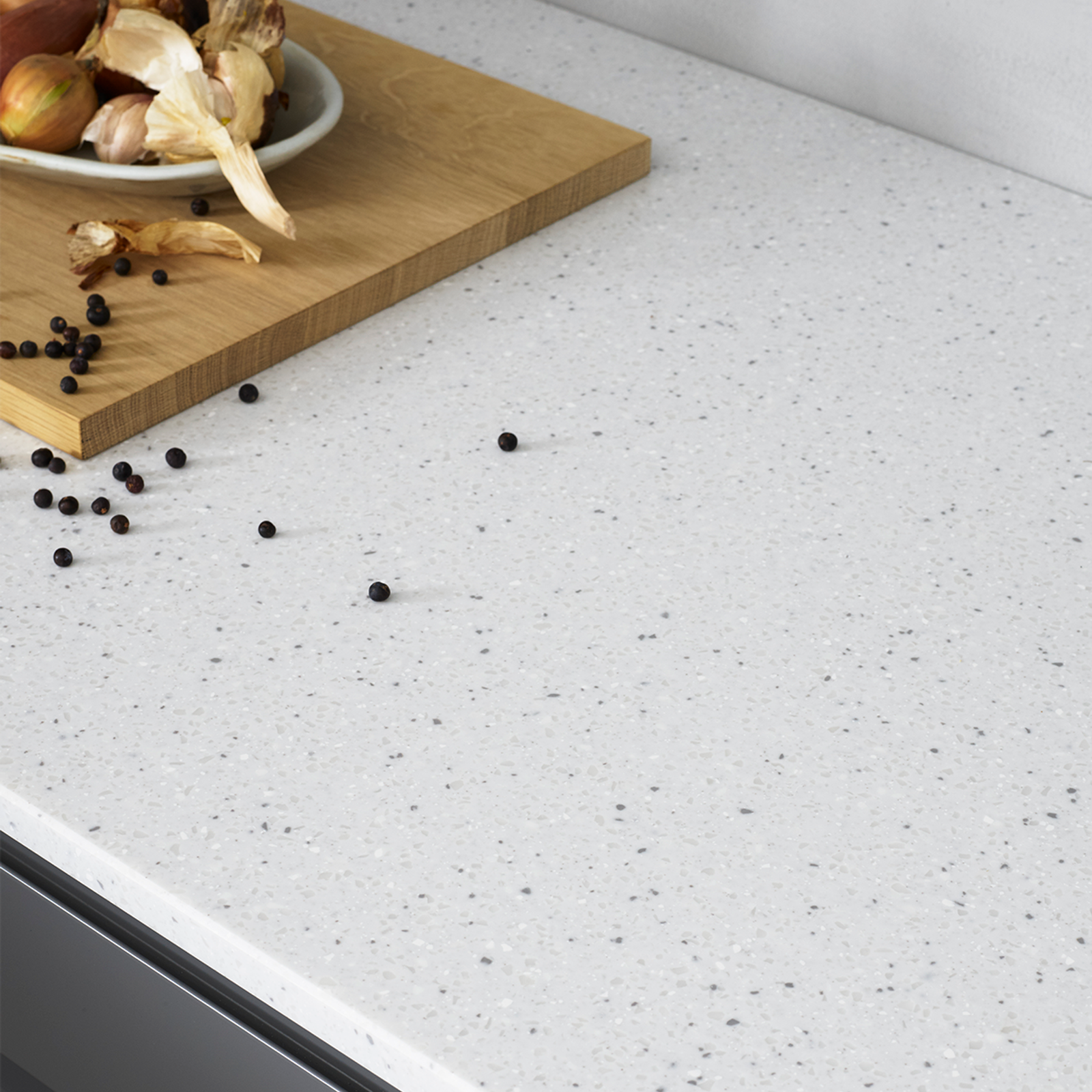 Herlig trendkjøkken med slette fronter og innfreste grep, som markerer modellens linjerene design. Horisont kjennetegnes av en klar og kjølig friskhet, noe som representerer ny nordisk design på sitt beste.