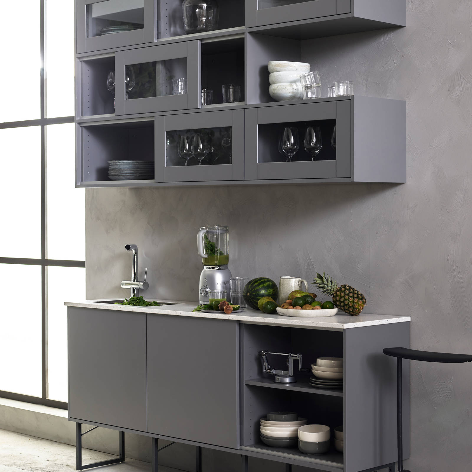 Herlig trendkjøkken med slette fronter og innfreste grep, som markerer modellens linjerene design. Horisont kjennetegnes av en klar og kjølig friskhet, noe som representerer ny nordisk design på sitt beste.