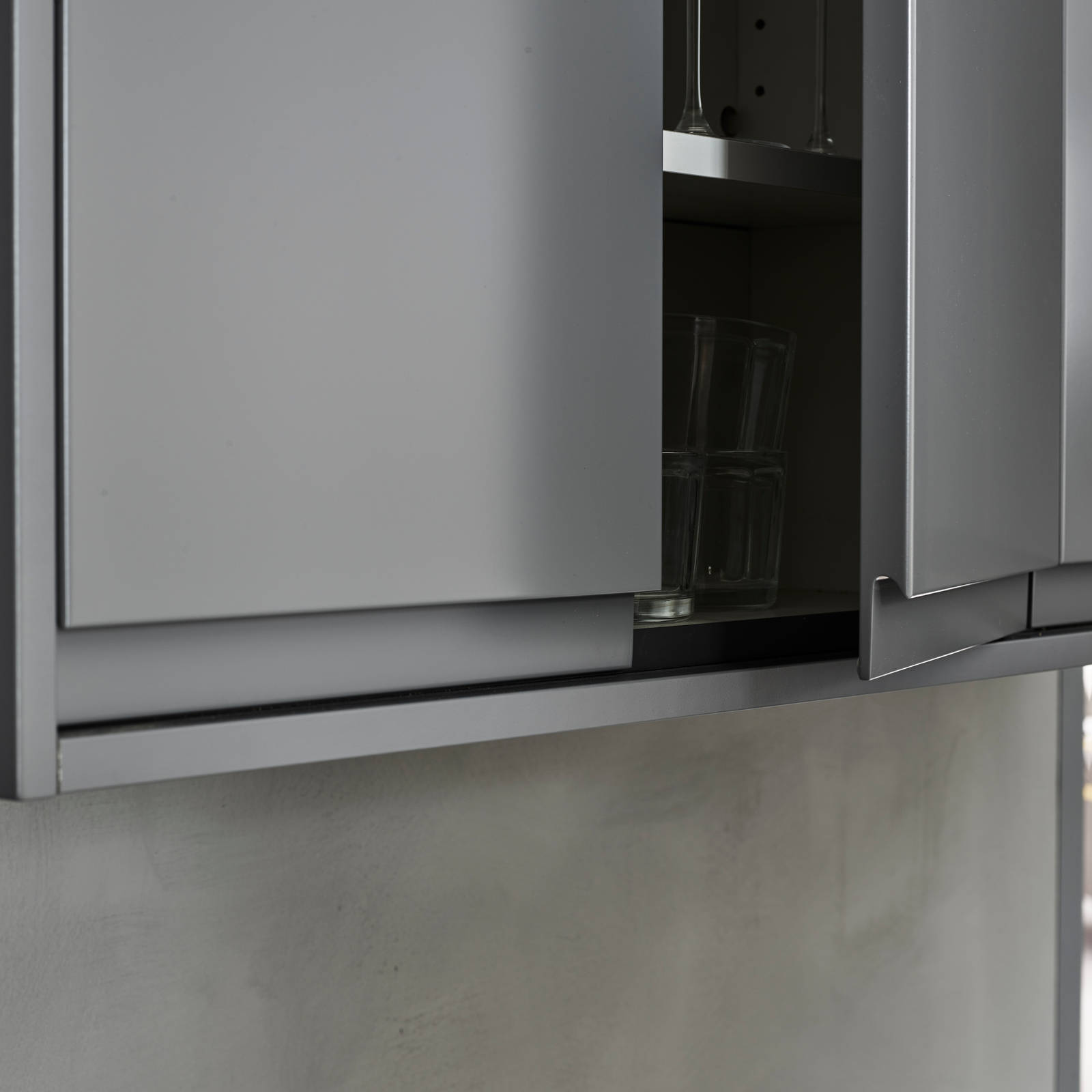 Herlig trendkjøkken med slette fronter og innfreste grep, som markerer modellens linjerene design. Horisont kjennetegnes av en klar og kjølig friskhet, noe som representerer ny nordisk design på sitt beste.