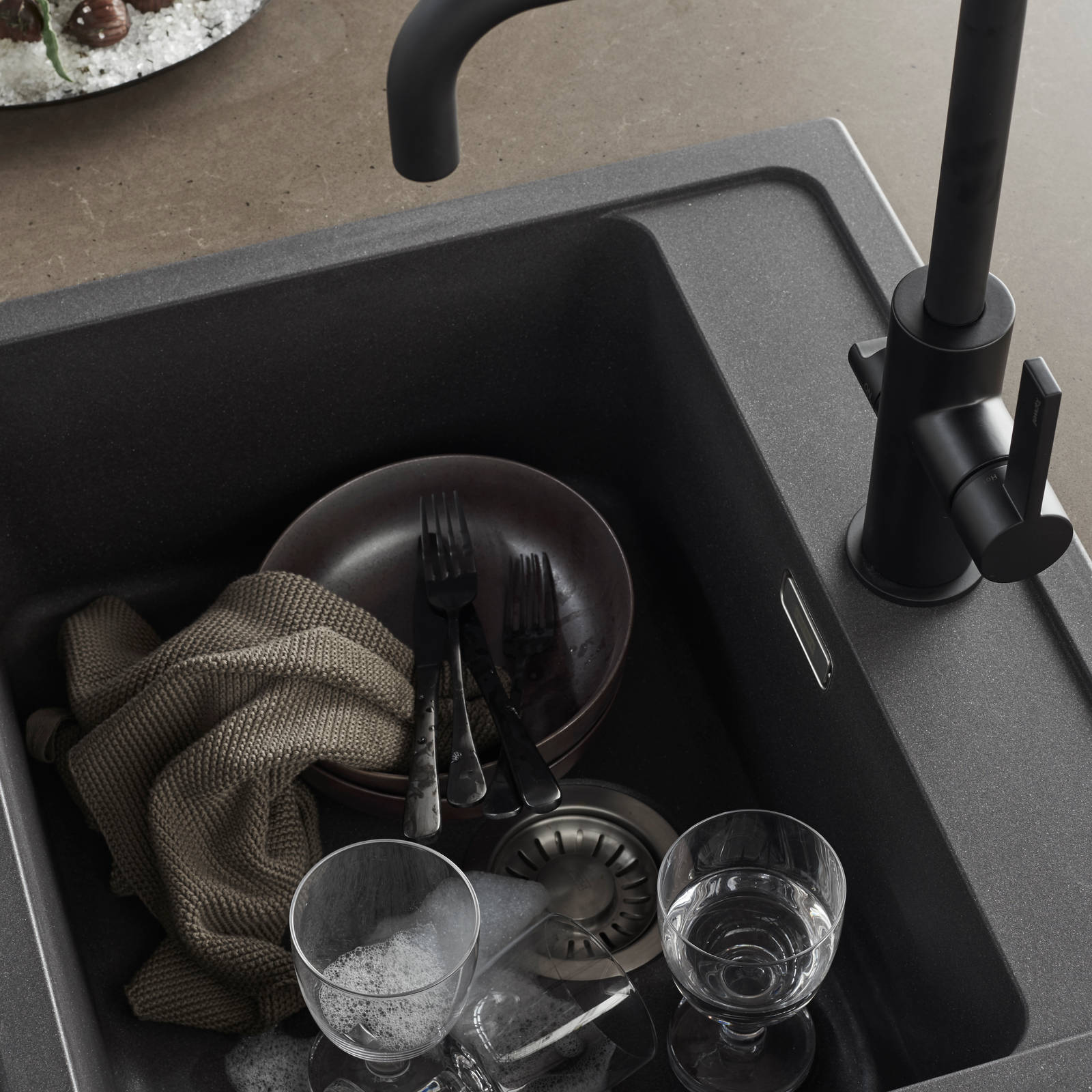 Denne modellen har et stort designregister. Med sine slette MDF-fronter i hele 15 forskjellige malte farger – pluss mulighet for fargetilpasset forkant på skrogene – gir Line deg absolutt alle muligheter