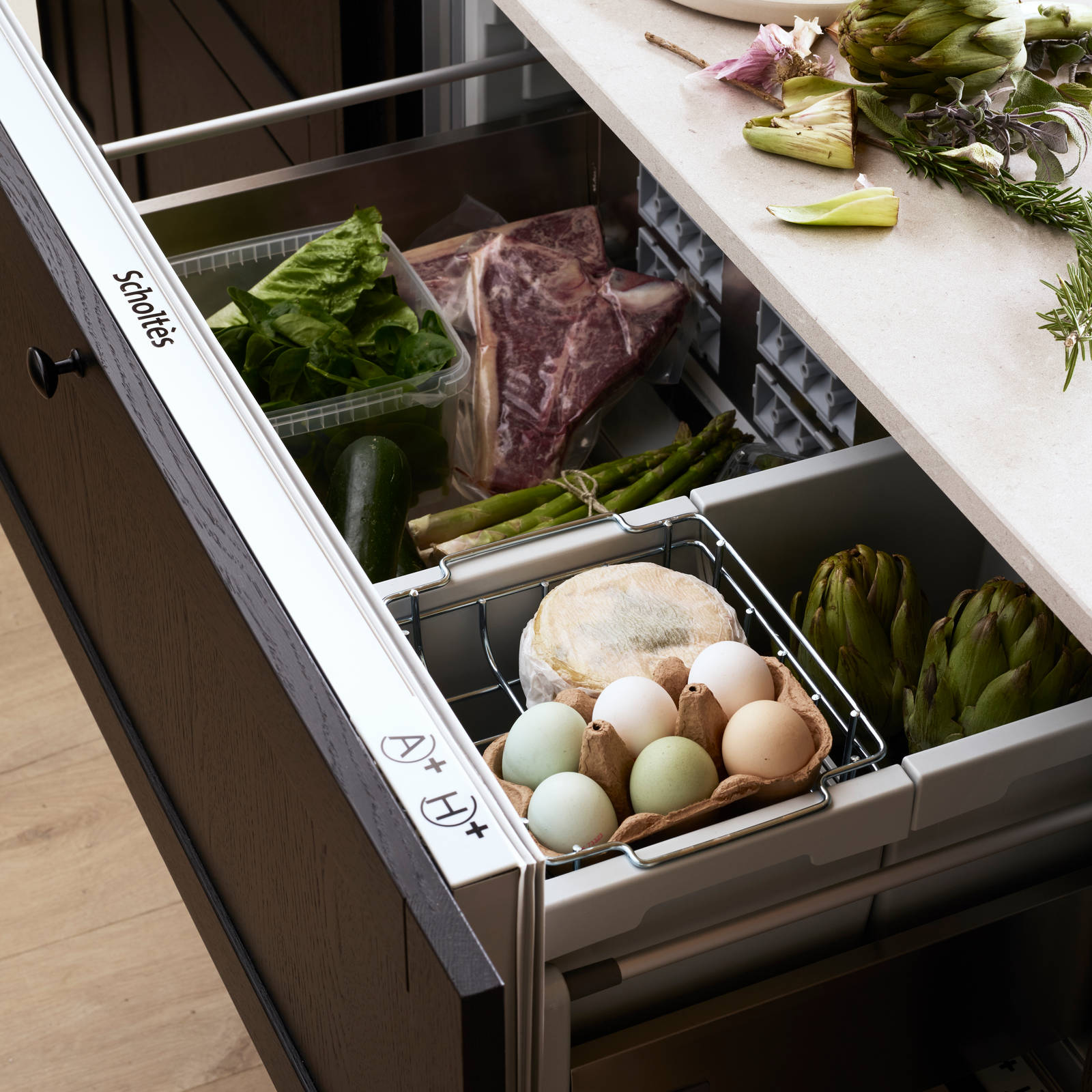 Rustikk og landlig kjøkkenmodell i heltre eik. Front med enkel ramme og slett fylling gjør at du kan variere uttrykket på kjøkkenet fra det helt moderne til det rustikke landlige preget alt etter hvilket tilbehør du velger.