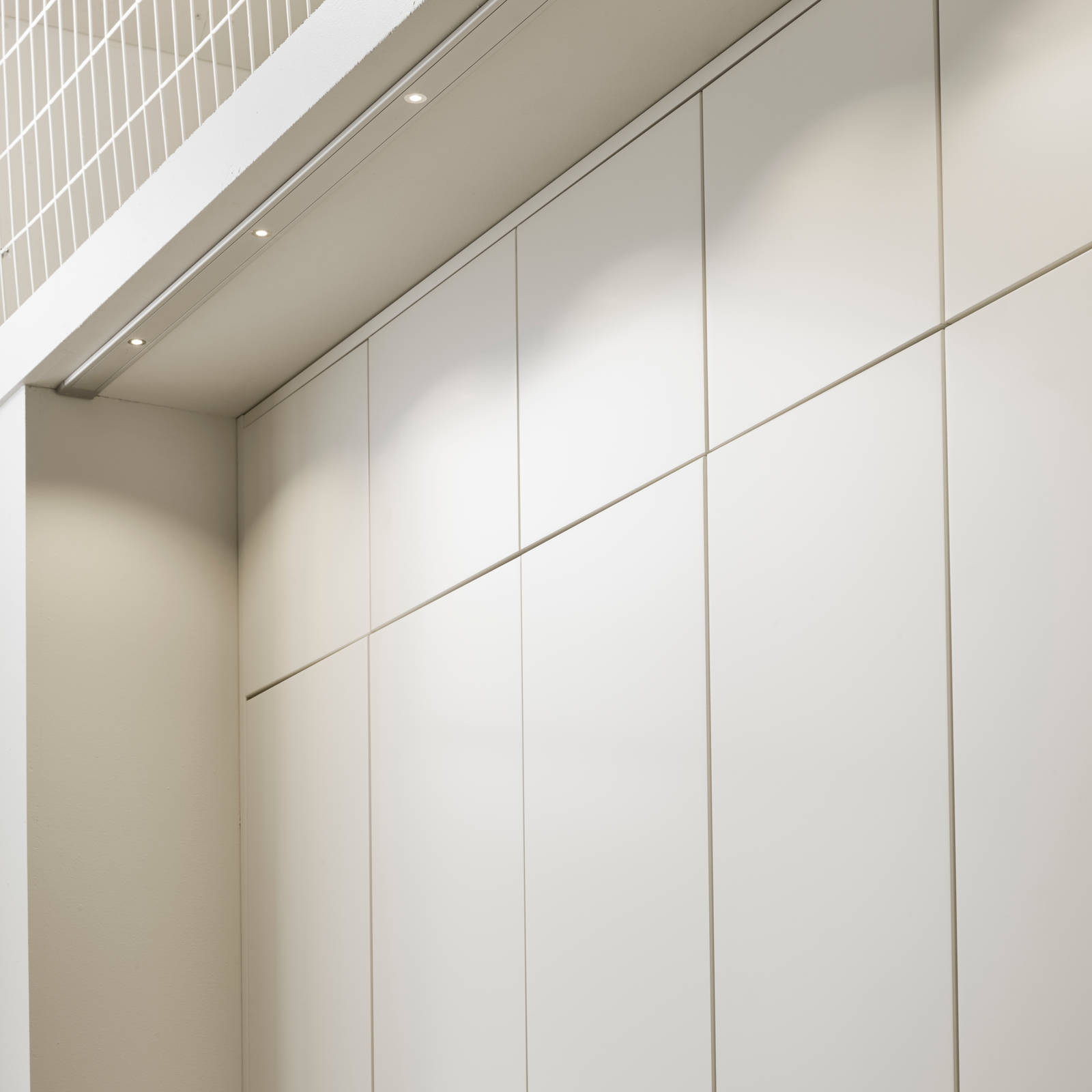 Mild og godlynt kjøkkenmodell i lys eik med liggende trestruktur og innfreste grep.