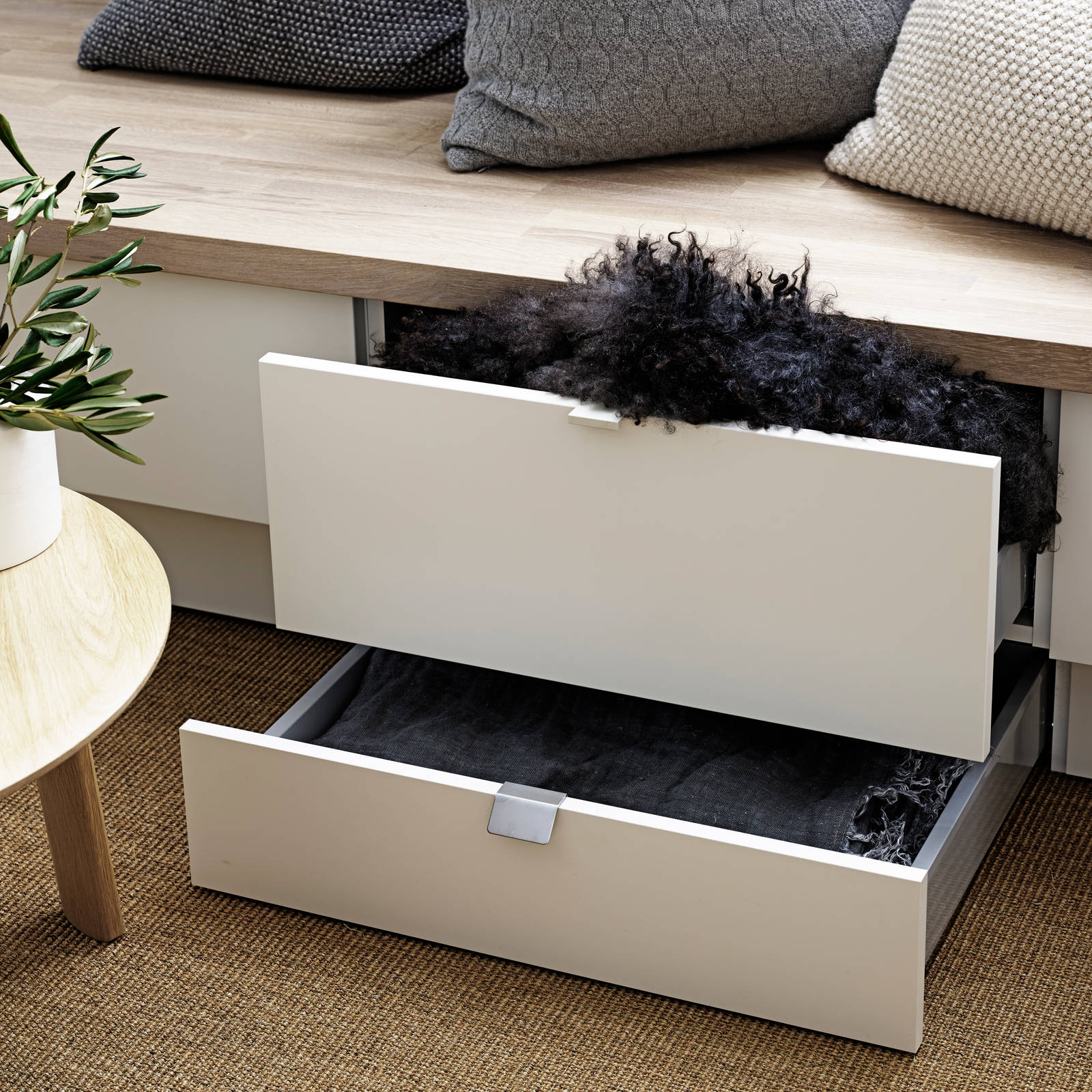 Mild og godlynt kjøkkenmodell i lys eik med liggende trestruktur og innfreste grep.