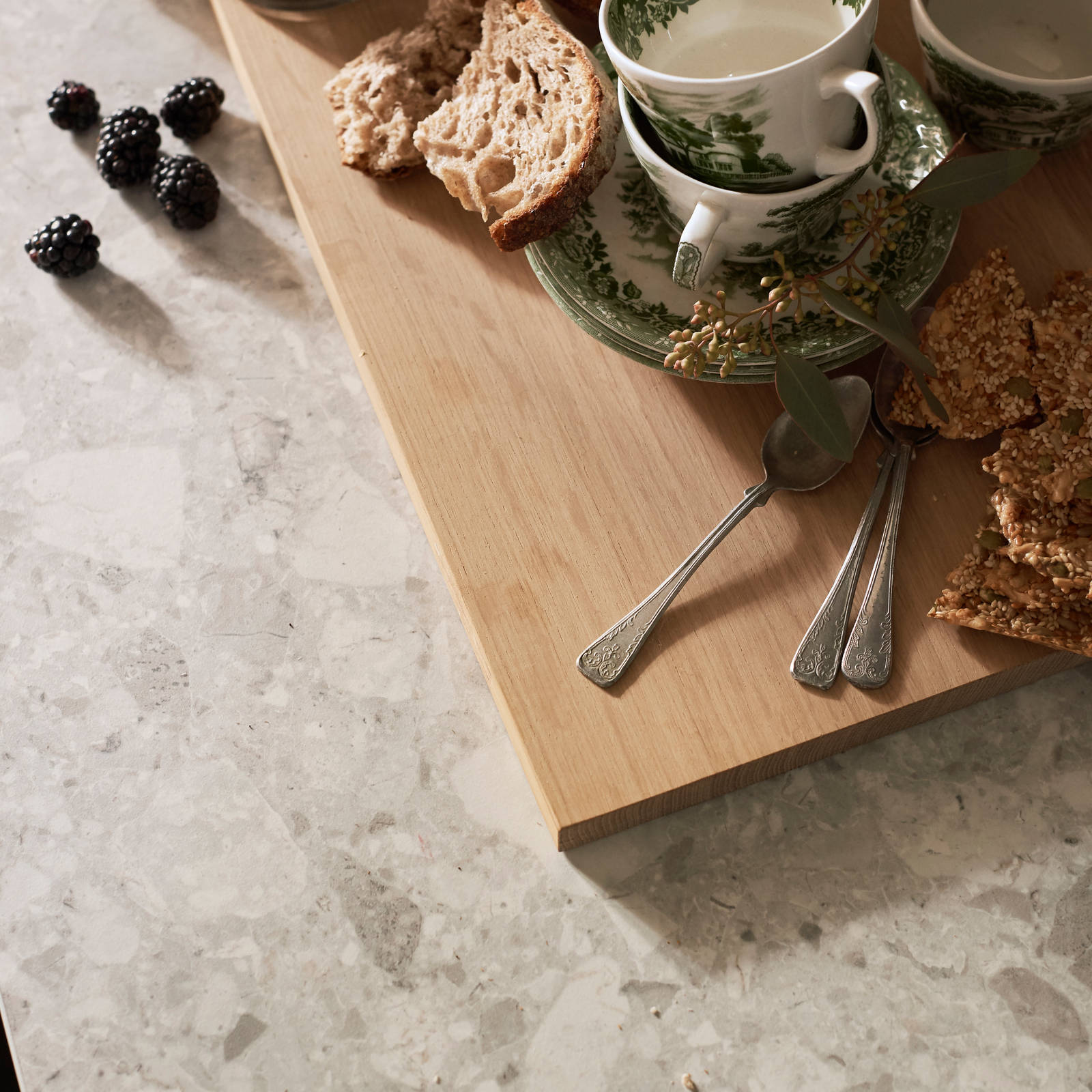 Sigdals Inframekonsept, med dører og skuffer som ligger innrammet, gir innredningen et flott, plassbygd preg. Line kan fås med innramming i foliert MDF i samme farge.