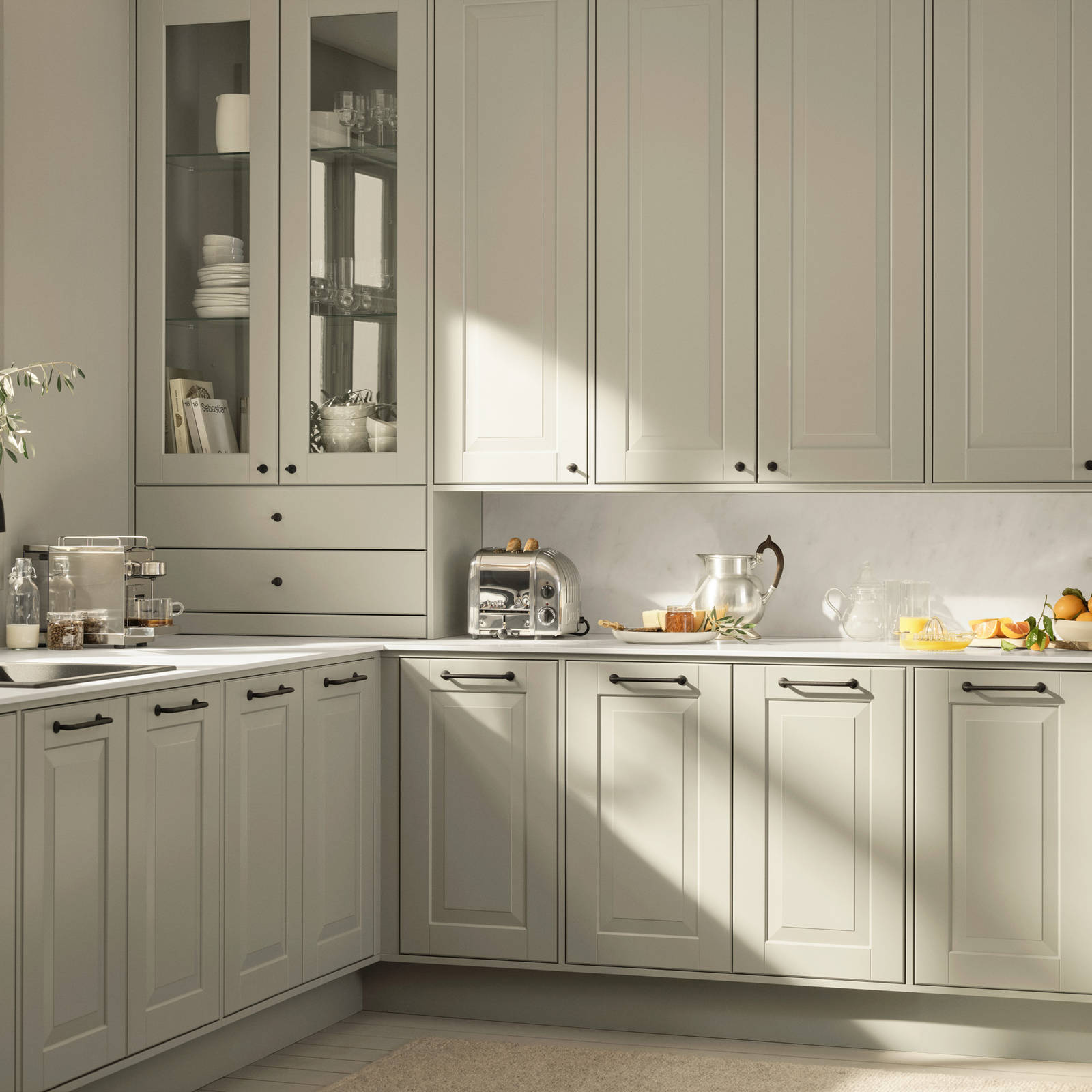 Eksklusivt tradisjonskjøkken med herskapelig preg. Klassiske speilfronter med fylling og markerte profilspor som gir dybdevirkning og skyggespill. Herregaard leveres med fronter i MDF eller eik.