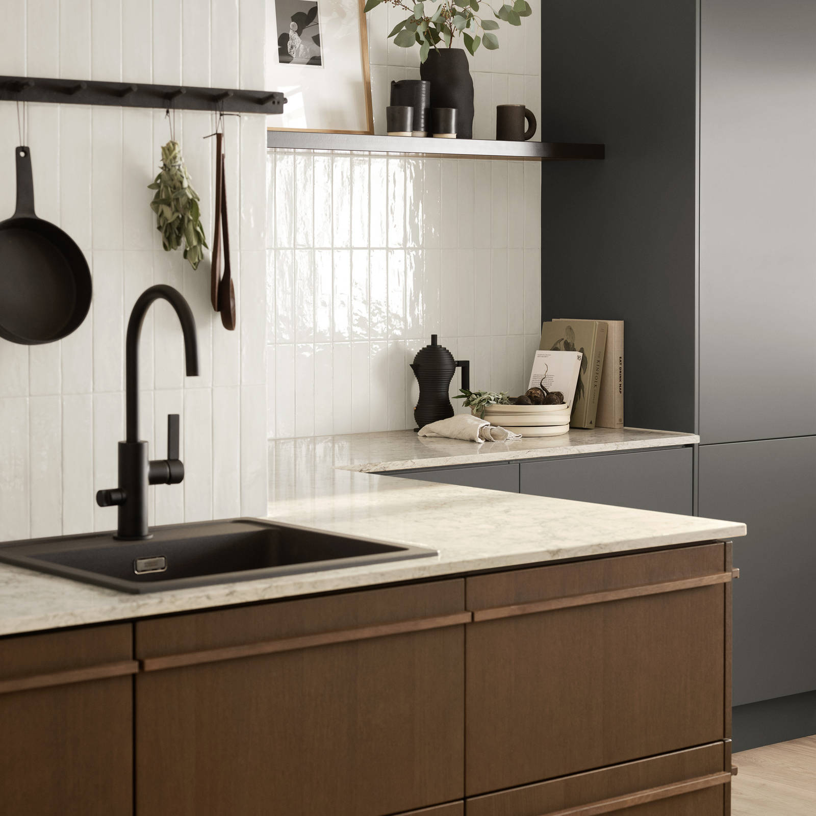 Be naturen inn og la de organiske formene møte hverdagen i Signatur Favn – et grenseløst kjøkken med naturens former i fokus.