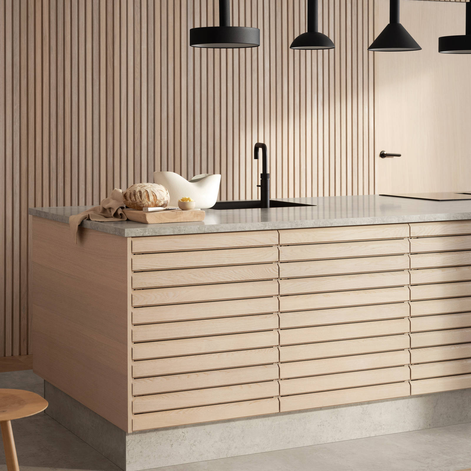 Kjøkkenmodellen Eikeli representerer en lun og nordisk eiketrend. Med sine malte lamellfronter i heltre eik, byr modellen på referanser til både kulinarisk bistro og urbane kafémiljøer.  Eikeli fåes kun som underskap.