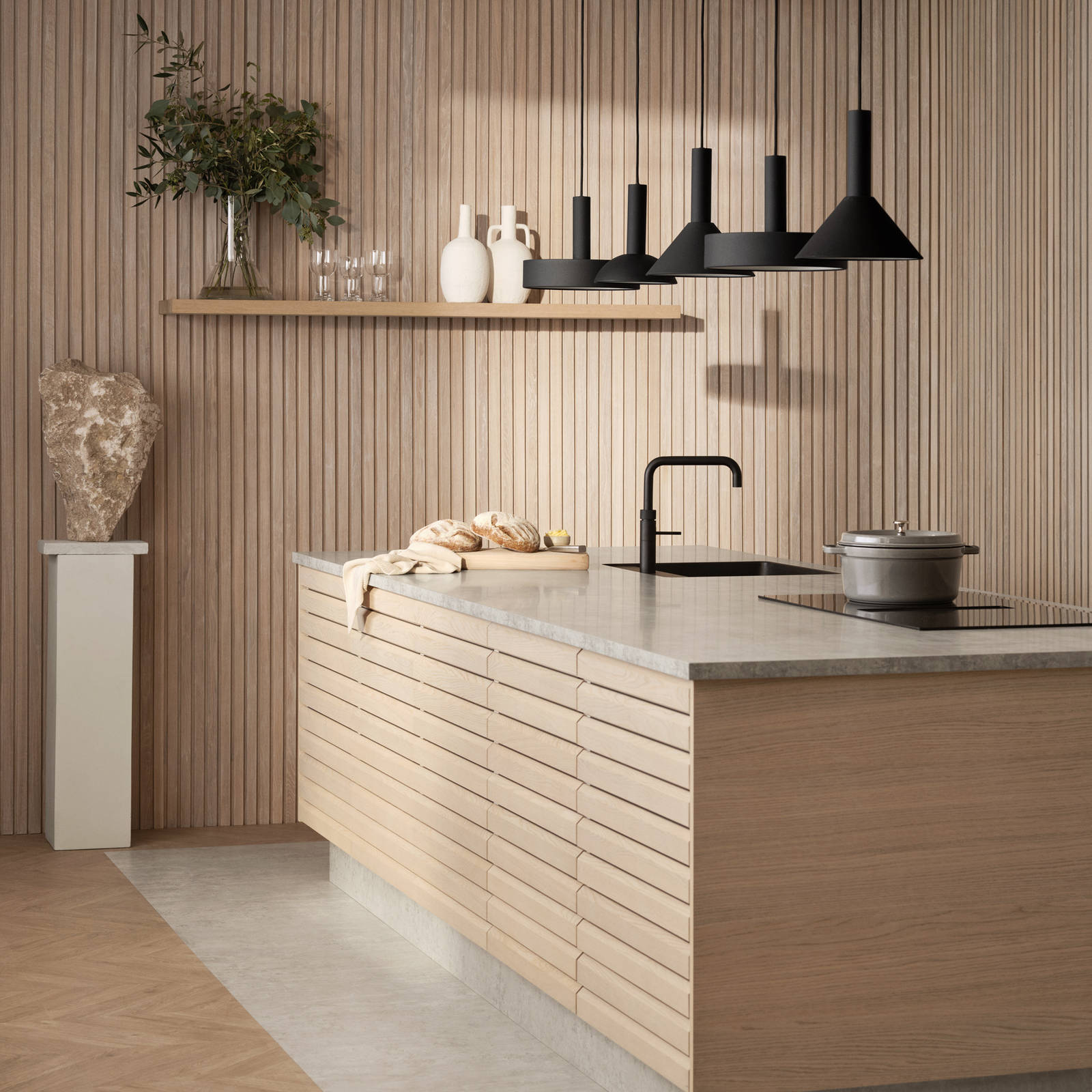 Kjøkkenmodellen Eikeli representerer en lun og nordisk eiketrend. Med sine malte lamellfronter i heltre eik, byr modellen på referanser til både kulinarisk bistro og urbane kafémiljøer.  Eikeli fåes kun som underskap.